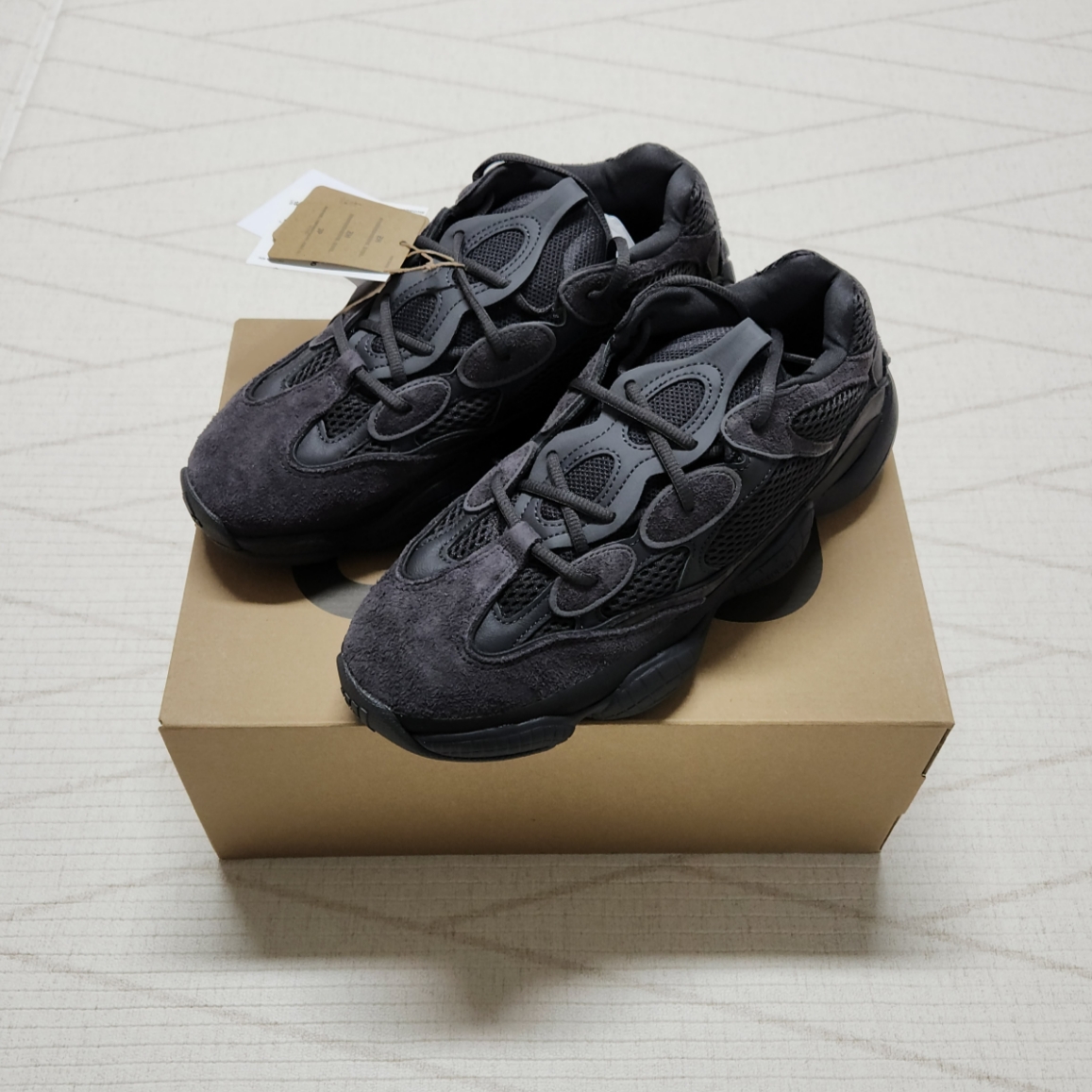 Adidas Yeezy 500 Utility Black 2022/2023 착용 스타일 - 1