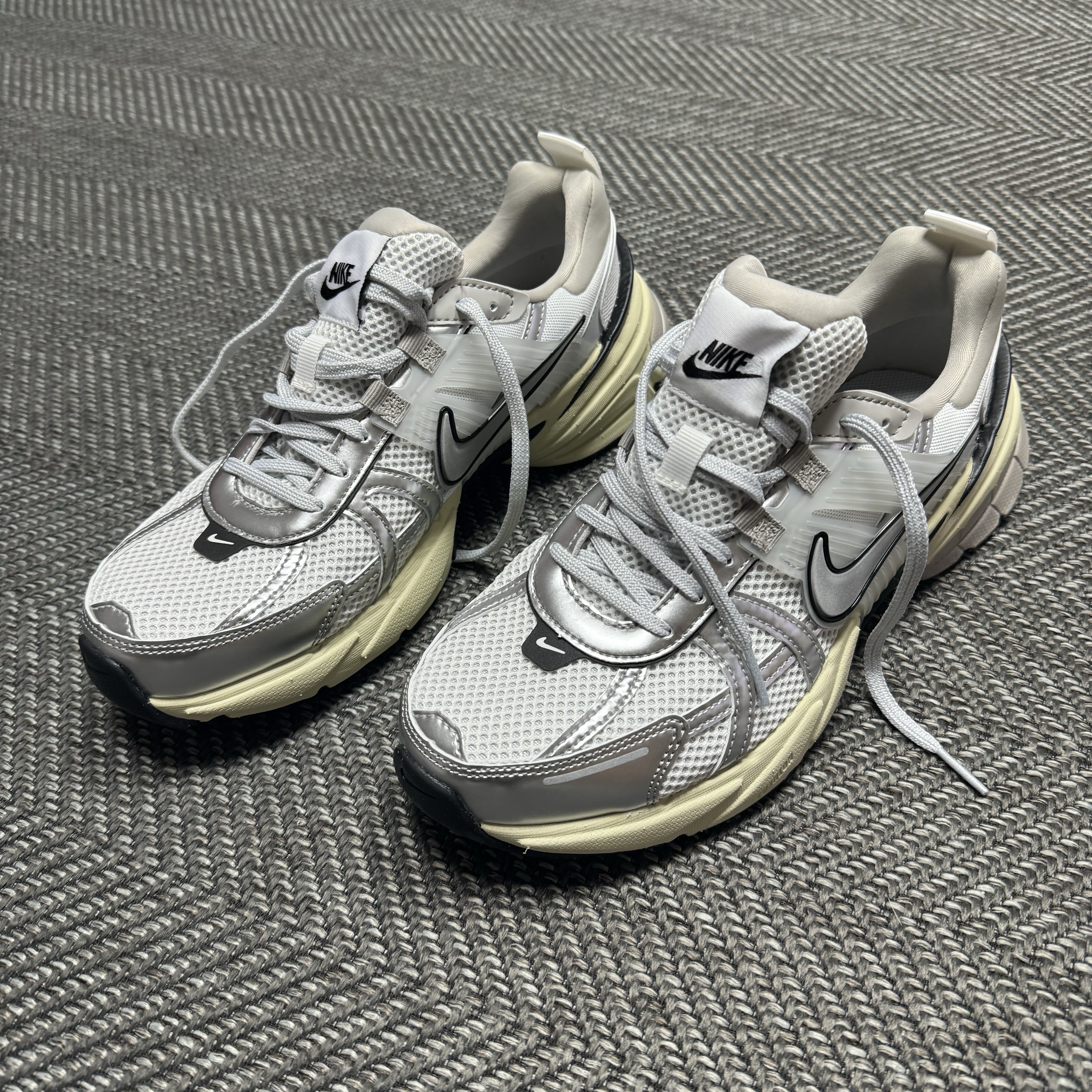 Nike V2K Run Summit White Metallic Silver 착용 스타일 - 1