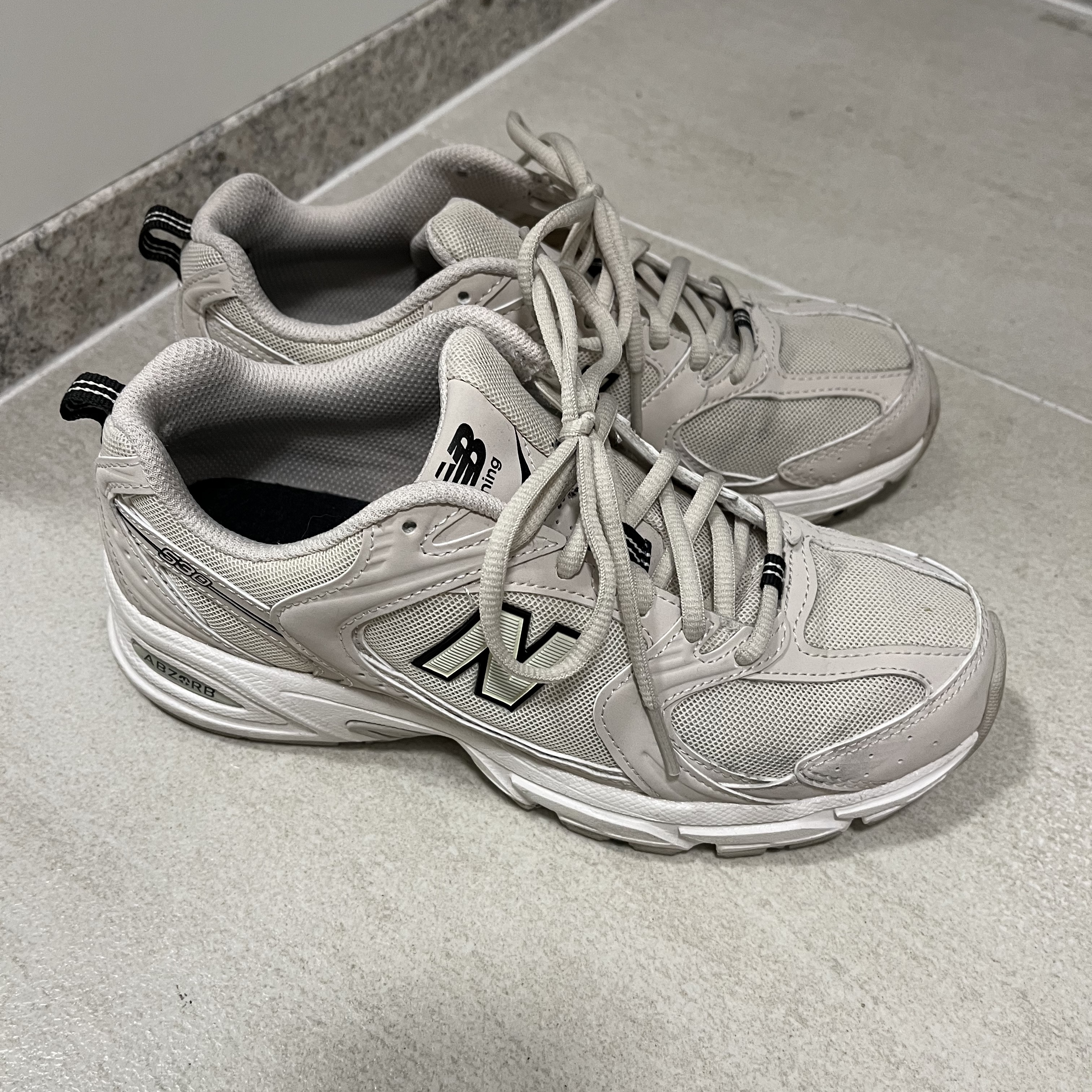 New Balance 530 Ivory 착용 스타일