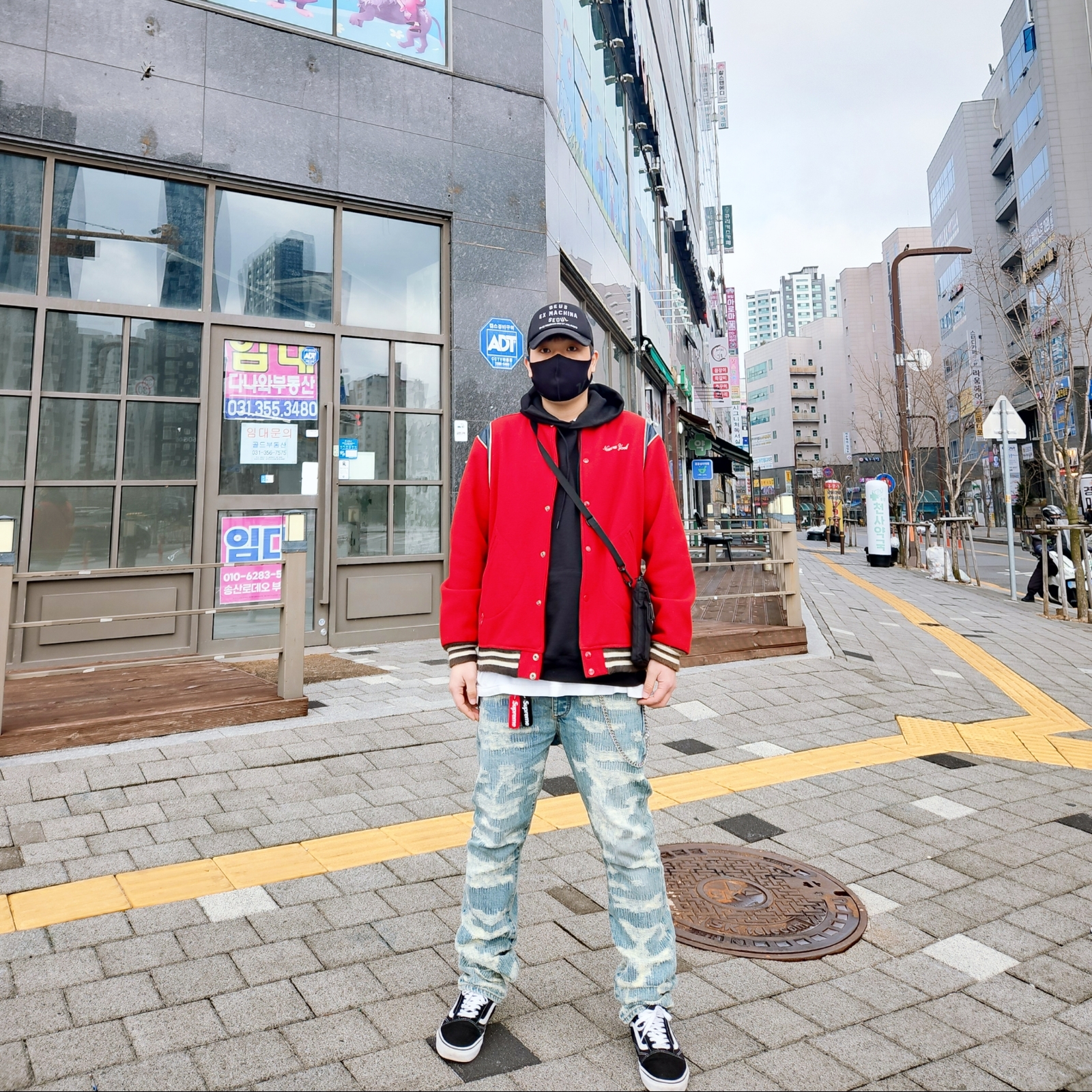 Undermycar x Konic Section Vol.2 Hard Destroyed Washed Jeans - 23SS, Supreme Floating Keychain Red - 23FW 착용 스타일 - 2