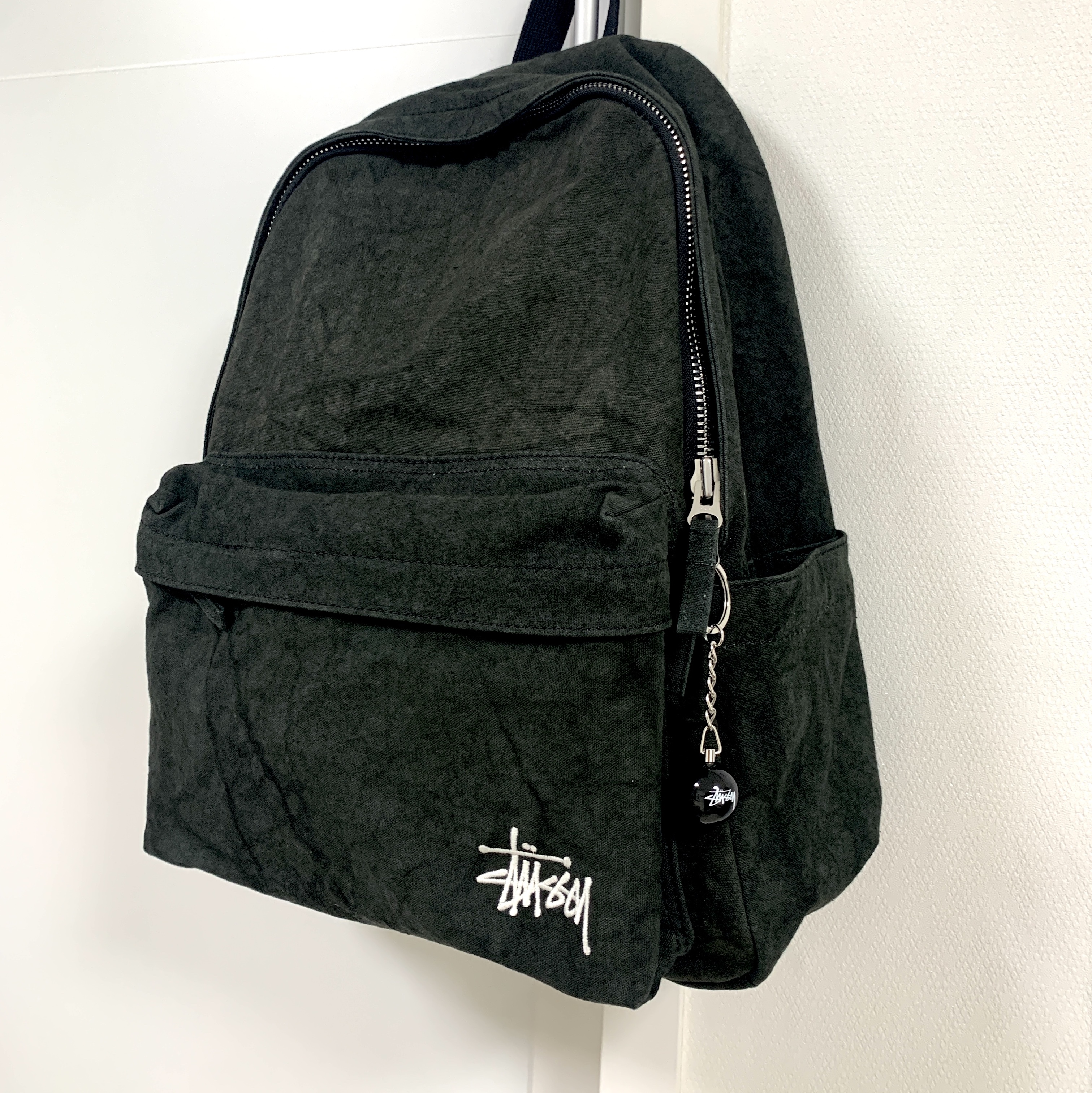 Stussy Canvas Backpack Washed Black, Stussy 8 Ball Keychain Black 착용 스타일