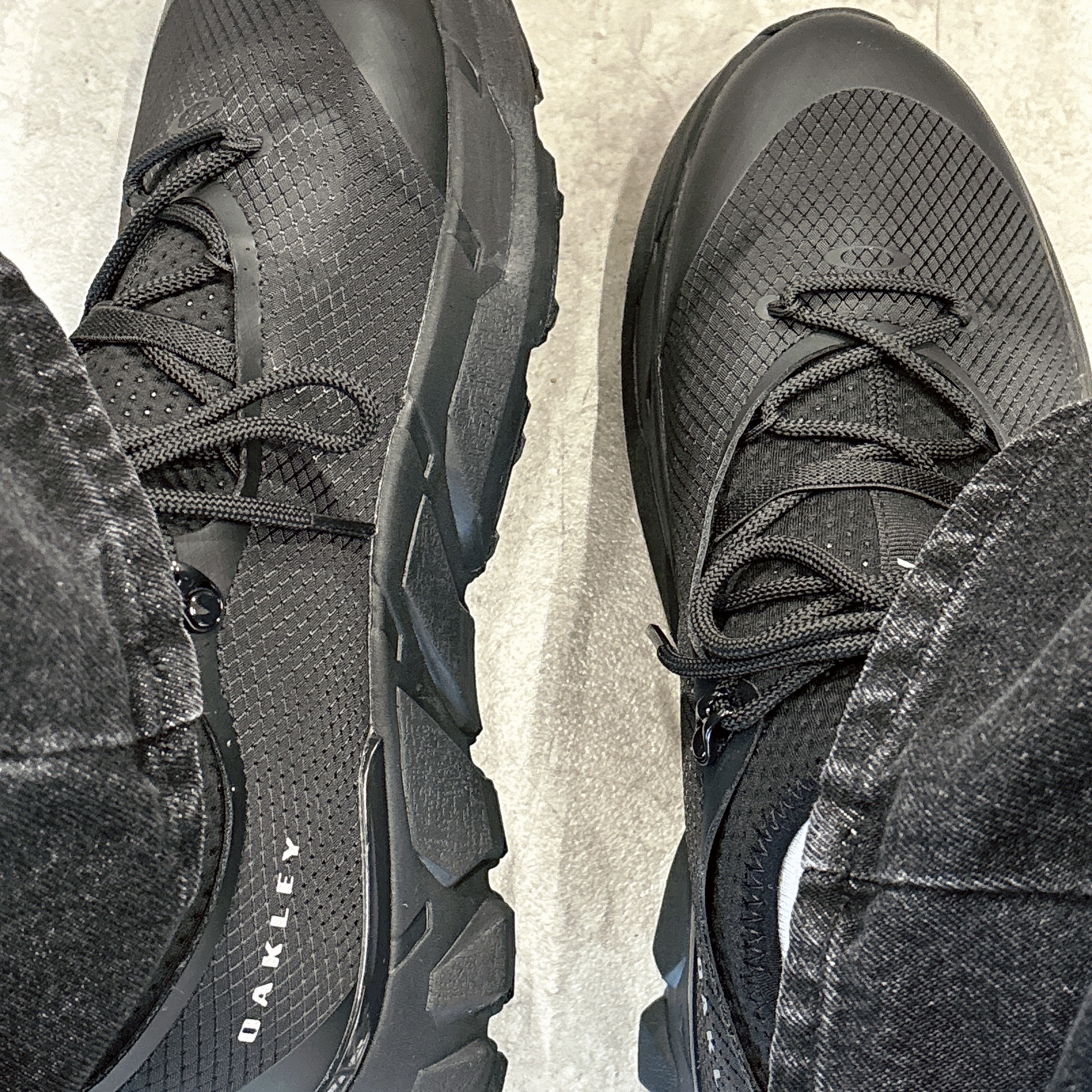 Oakley Light Shield Triple Black 착용 스타일