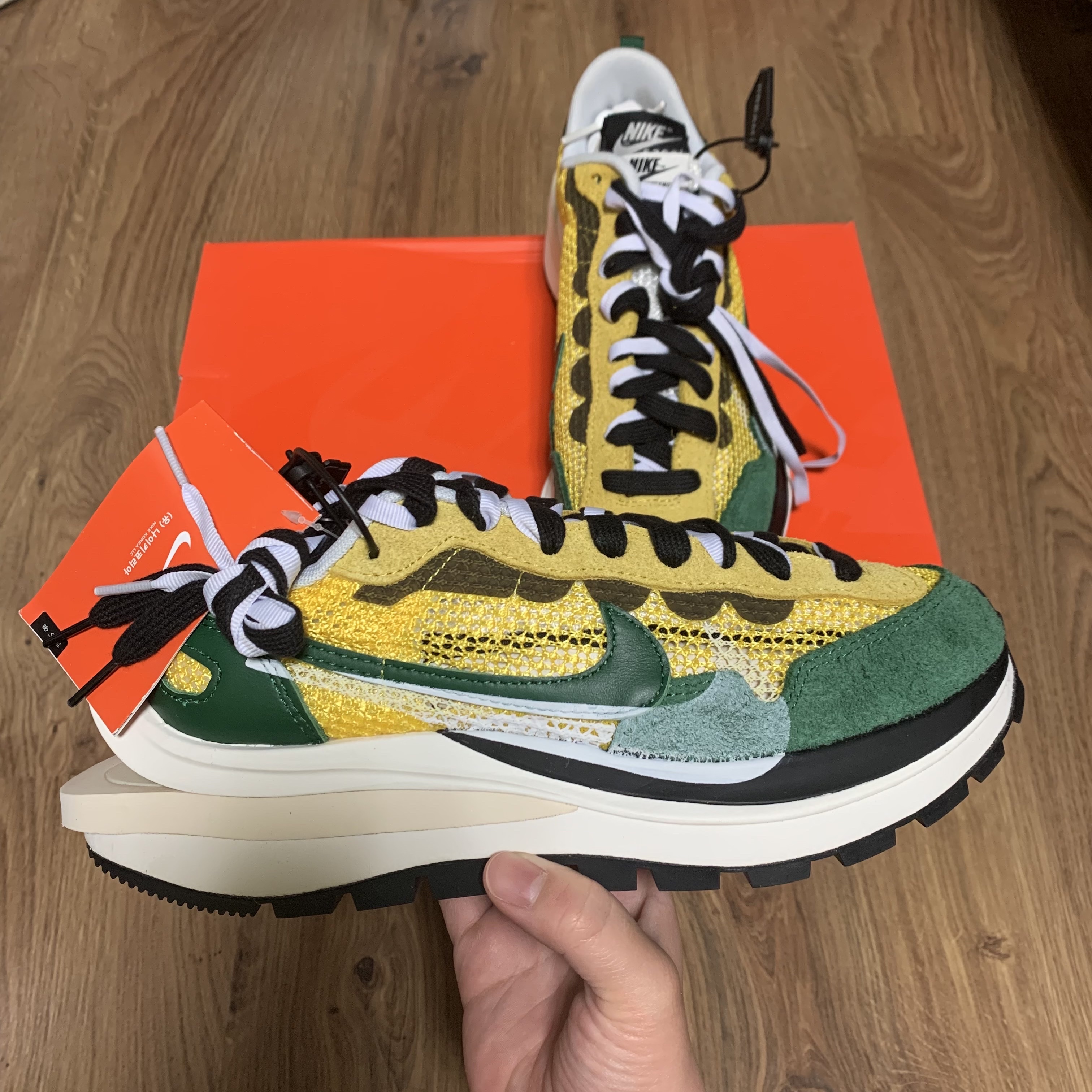 Nike x Sacai VaporWaffle Tour Yellow & Gorge Green Sail 착용 스타일 - 3