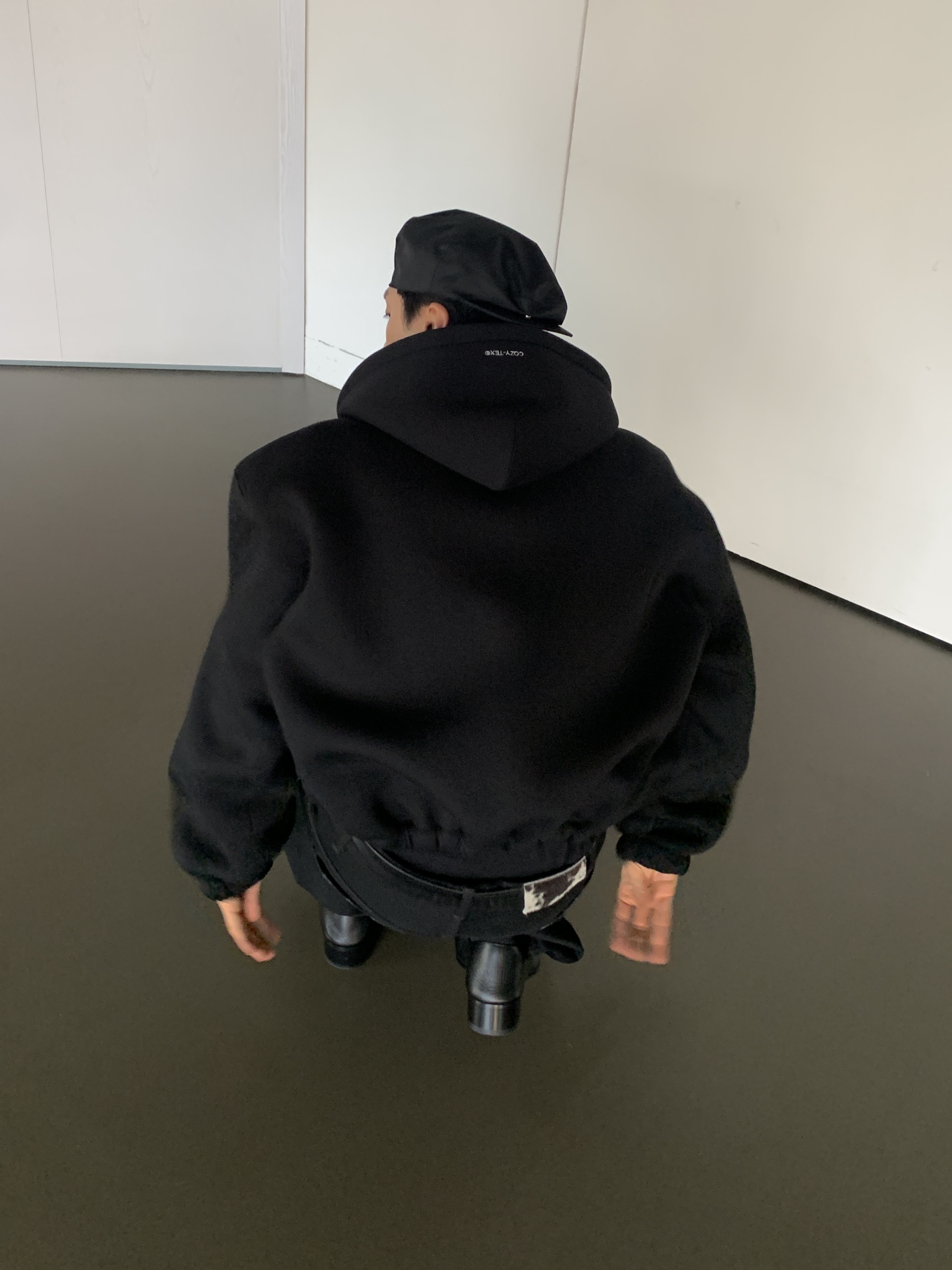Prada Re-Nylon Hat Black, Balenciaga Romeo Mule Black 착용 스타일 - 4