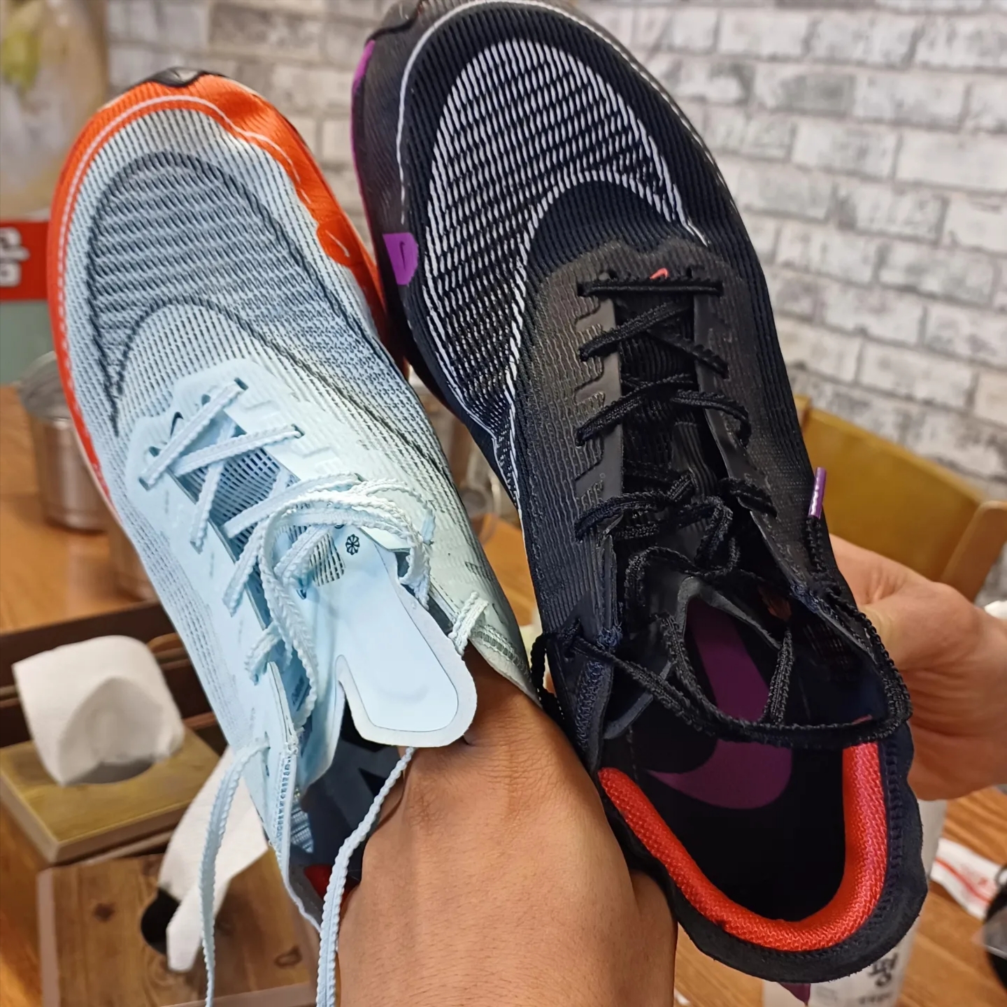 Nike ZoomX Vaporfly Next% 2 Glacier Blue, Nike ZoomX Vaporfly Next% 2 Black Flash Crimson 착용 스타일 - 2