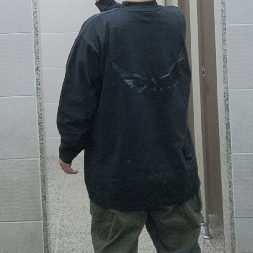 Yeezy Gap Engineered By Balenciaga Dove Long Sleeve T-Shirt Black 착용 스타일 - 1