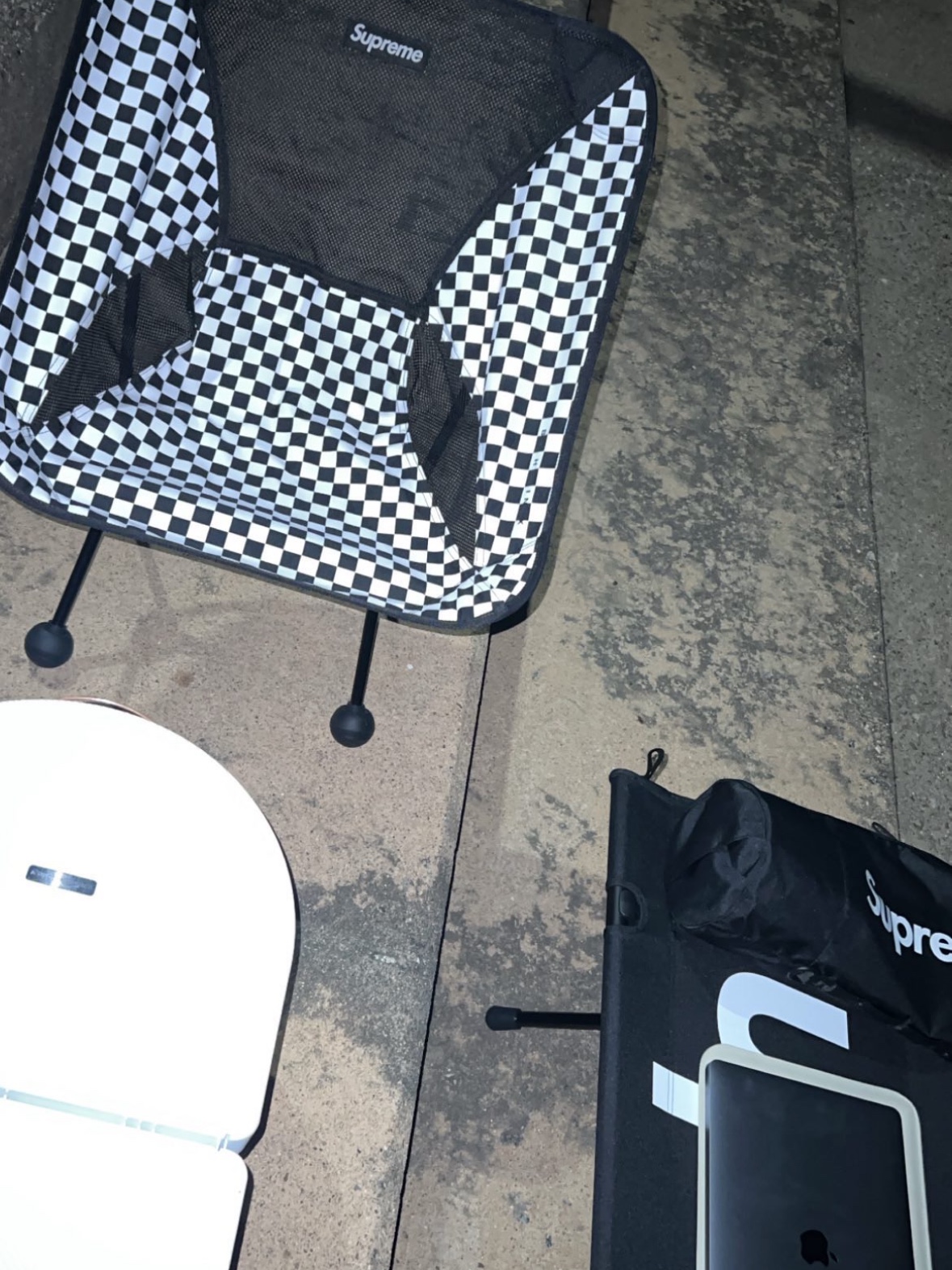 Supreme x Helinox Bench One Black - 22SS 착용 스타일