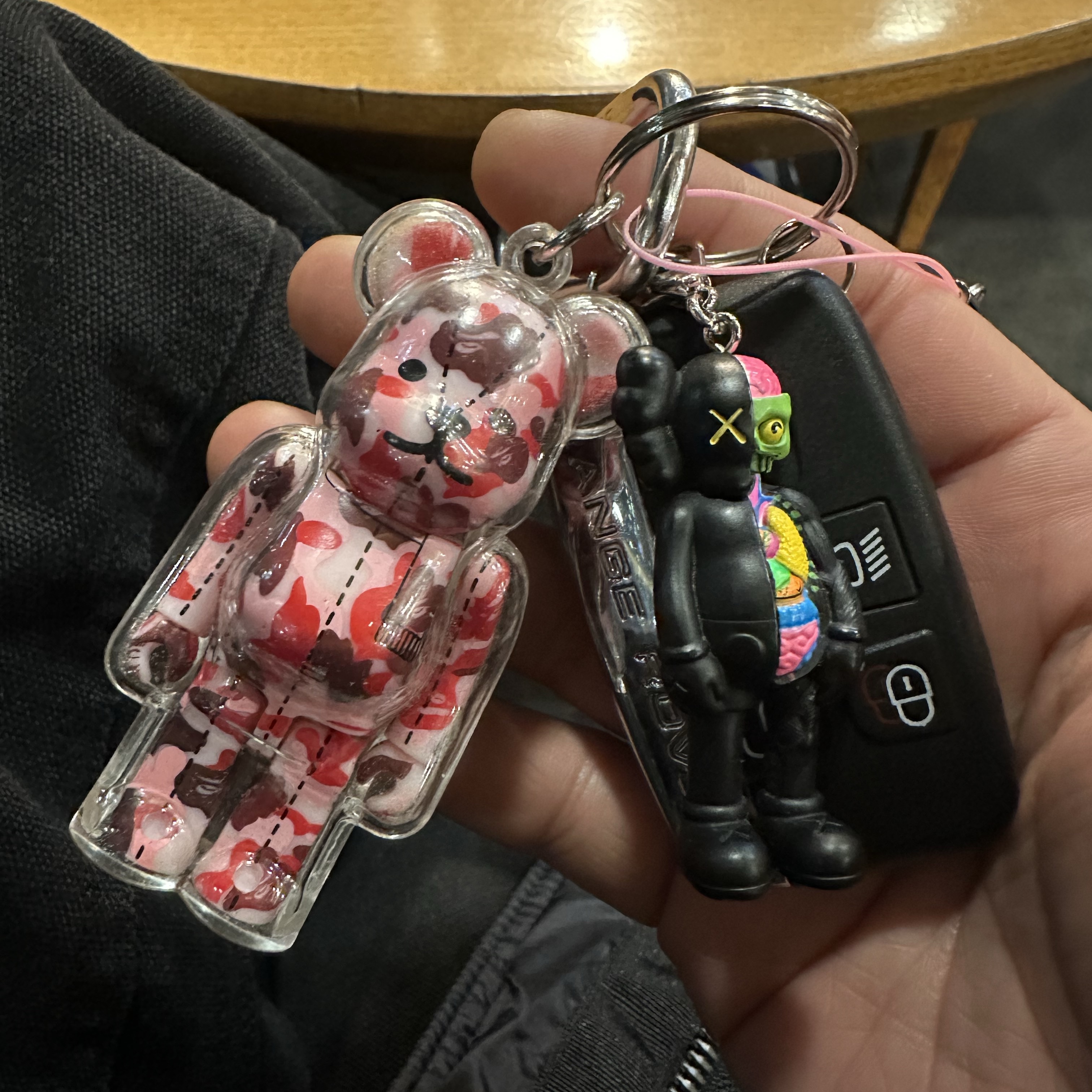 Kaws Tokyo First Companion Flayed Keychain Black 착용 스타일