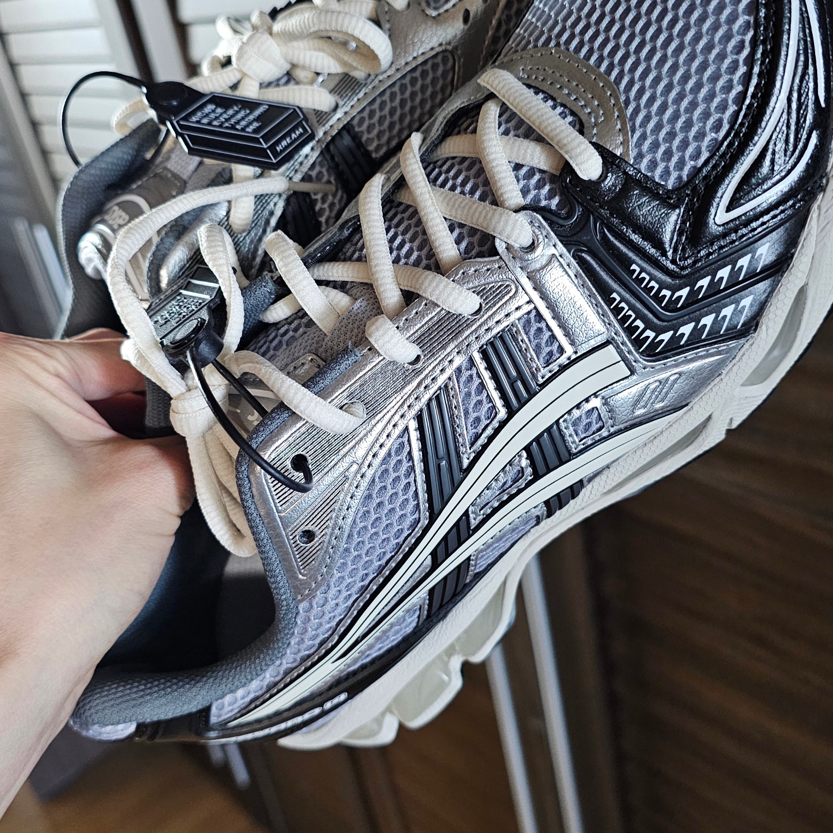 Asics Gel-Kayano 14 Black Glacier Grey 착용 스타일