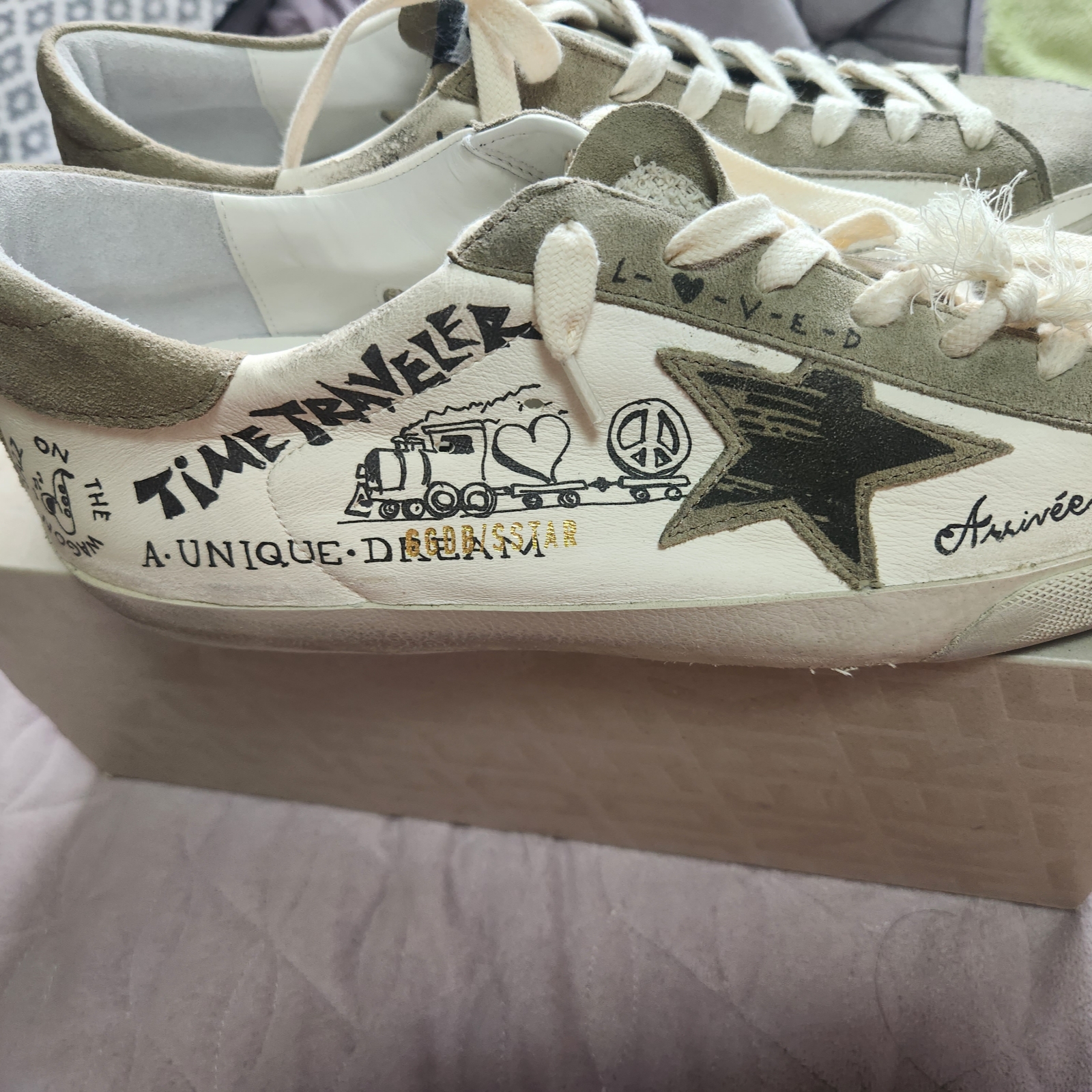 Golden Goose Nappa Leather Superstar Dove Gray Black Lettering Heel Tab Sneakers 착용 스타일 - 1