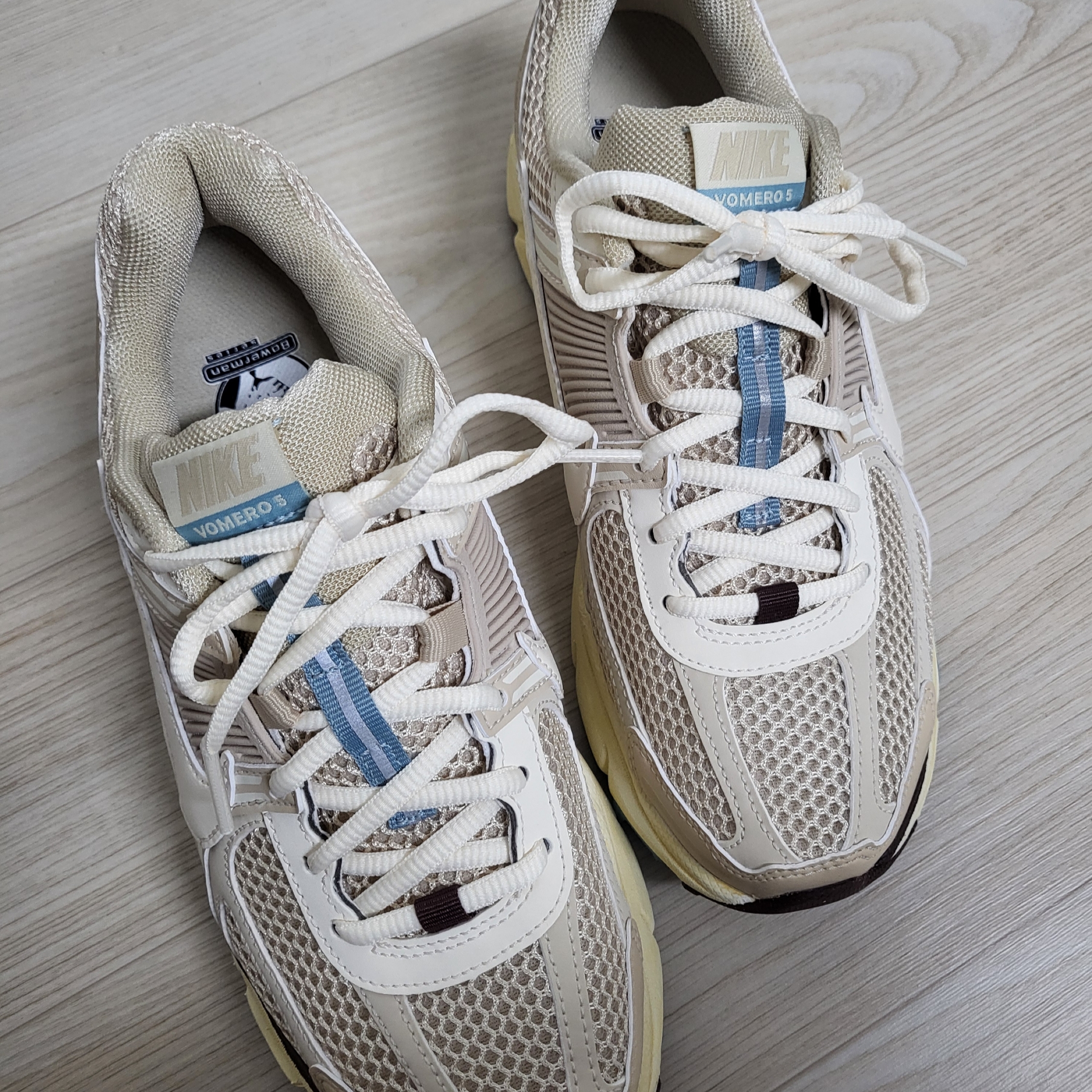 (W) Nike Zoom Vomero 5 Oatmeal 착용 스타일