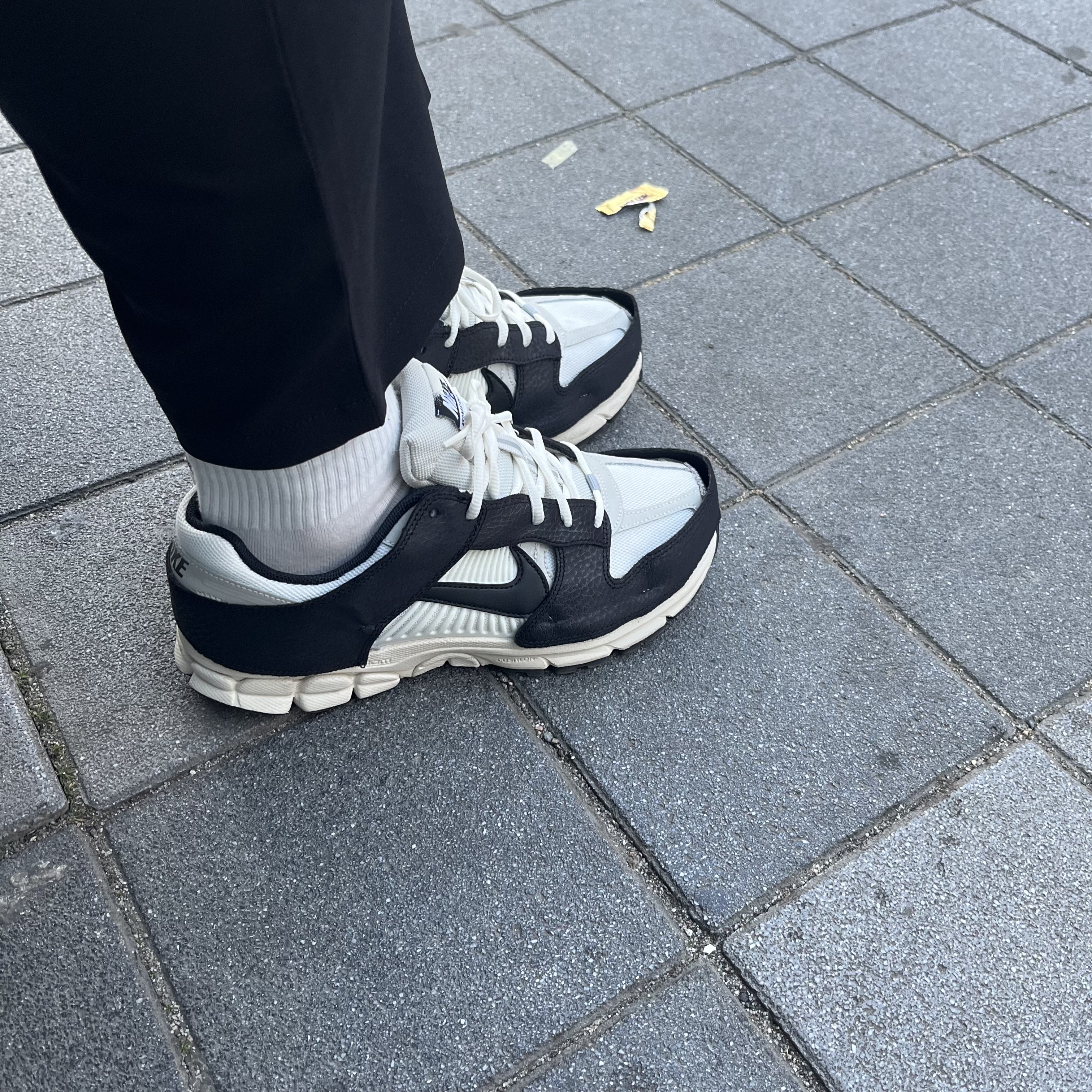 (W) Nike Zoom Vomero 5 Wolf Grey and Black 착용 스타일
