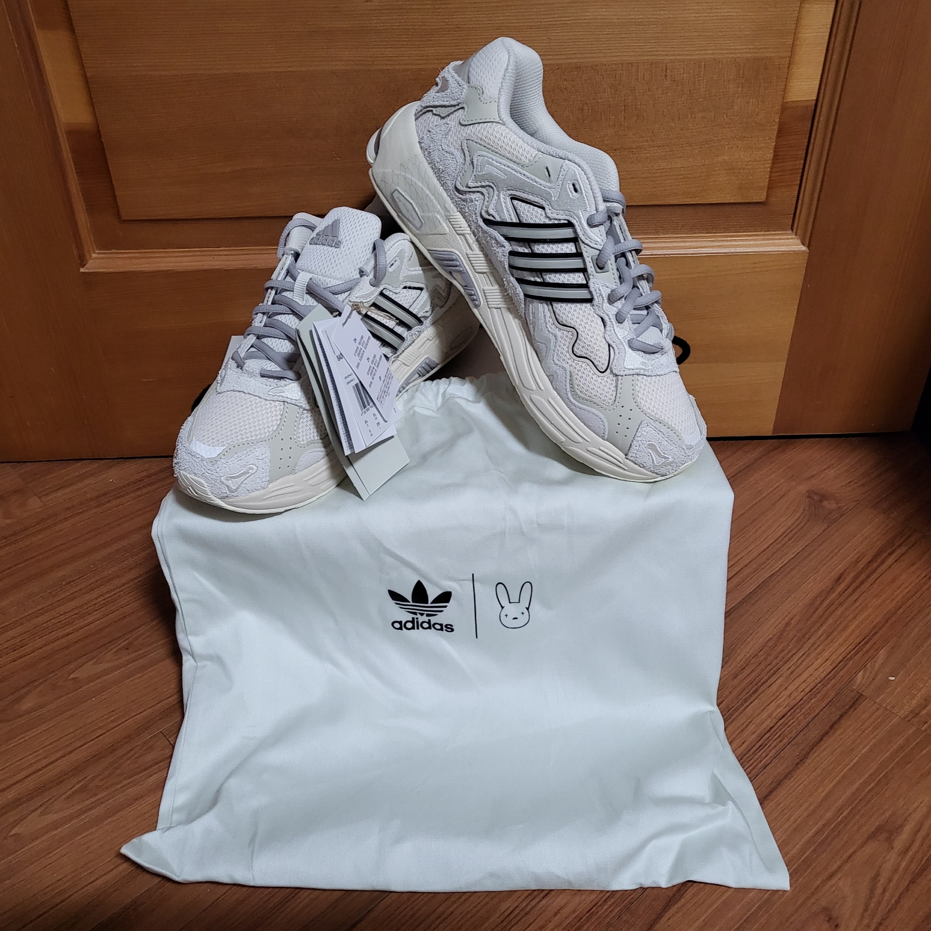 Adidas x Bad Bunny Response CL Wonder White Clear Granite 착용 스타일