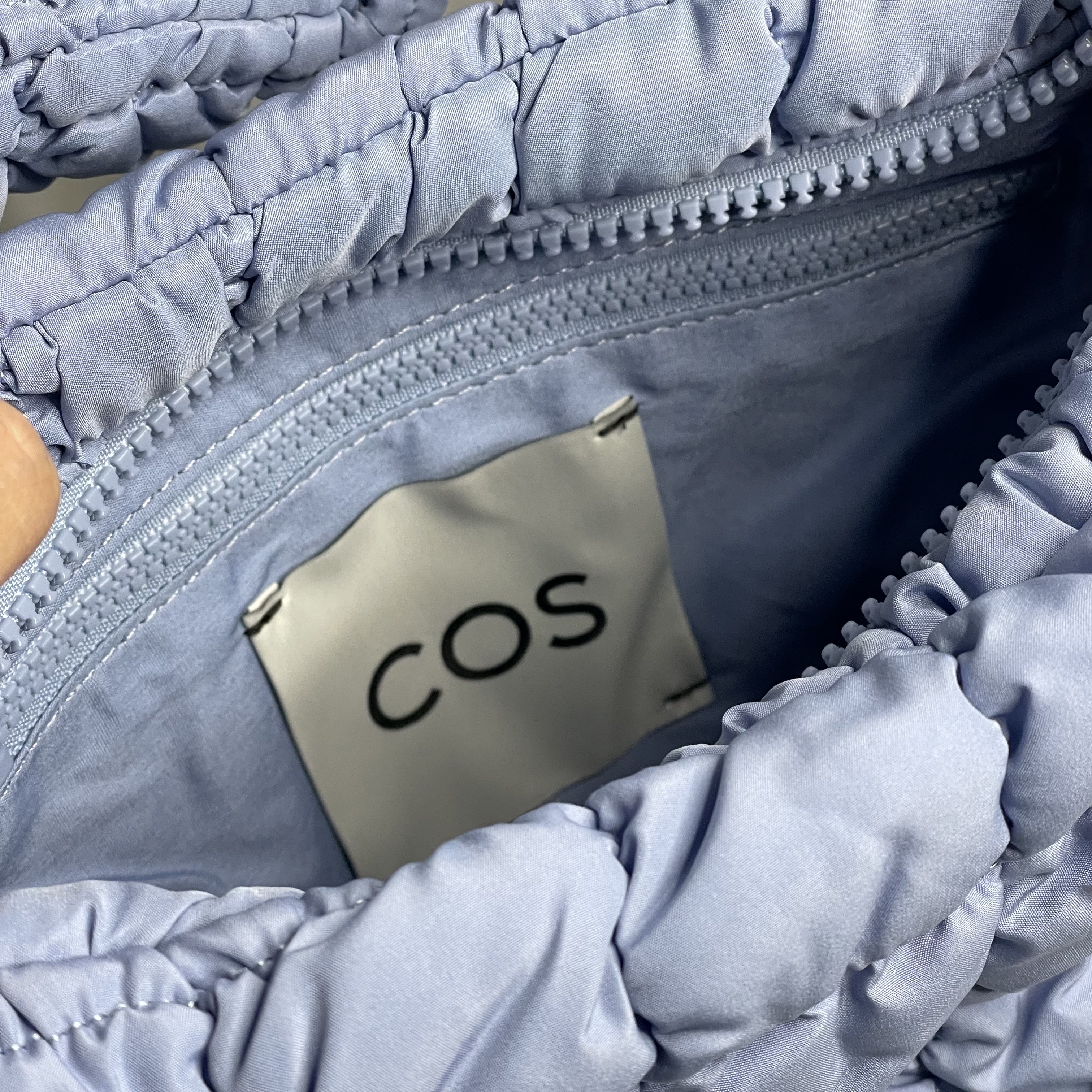 COS Quilted Mini Bag Light Blue 착용 스타일 - 4