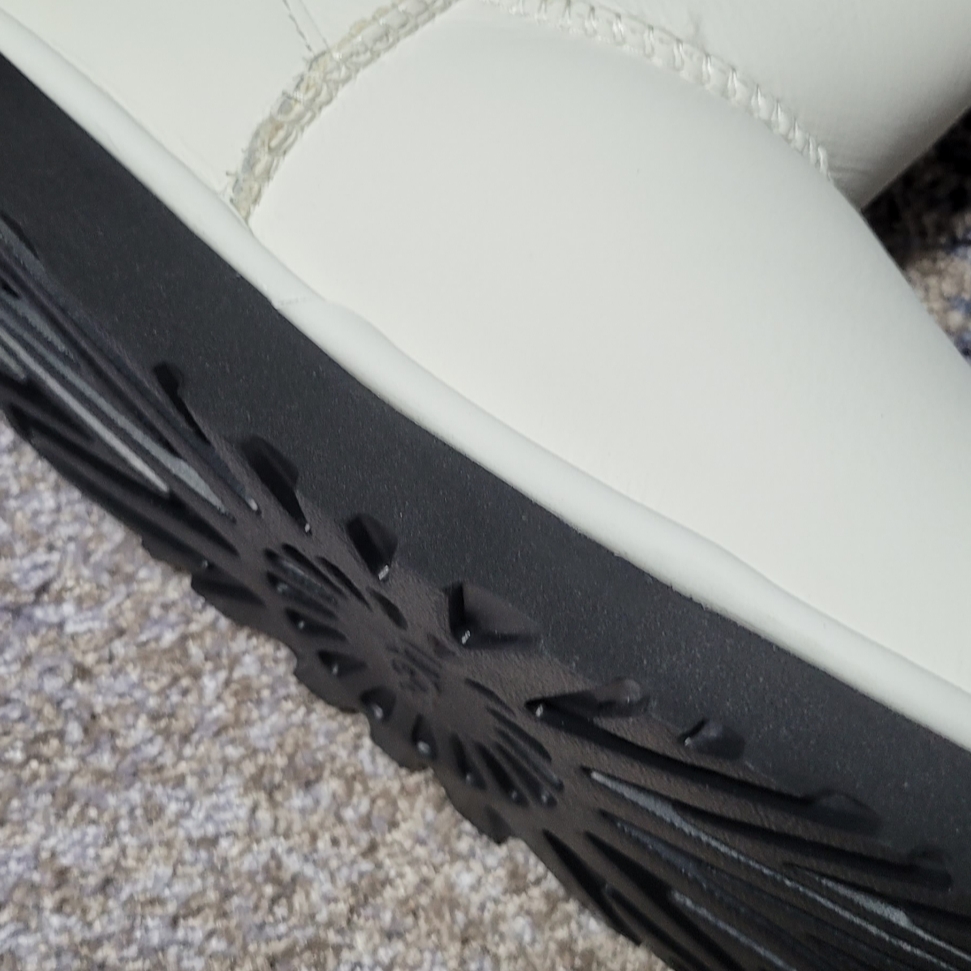 (W) UGG Classic Mini Side Logo Boot Ultra Matte White 착용 스타일