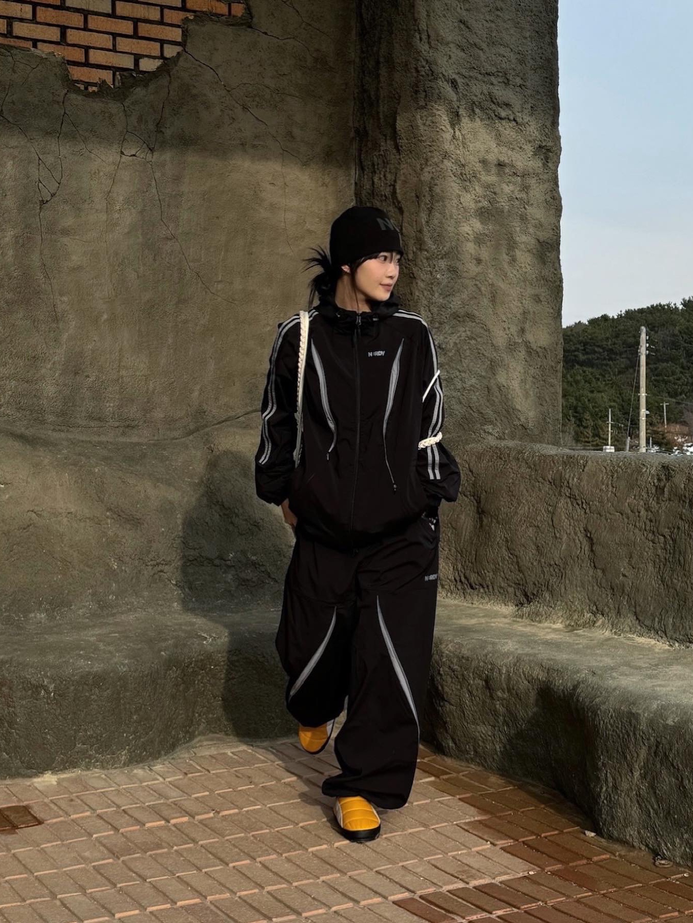(W) Puma Tuff Padded FS Gloss Black White, Sentiments No.391 Necklace Silver 착용 스타일 - 2