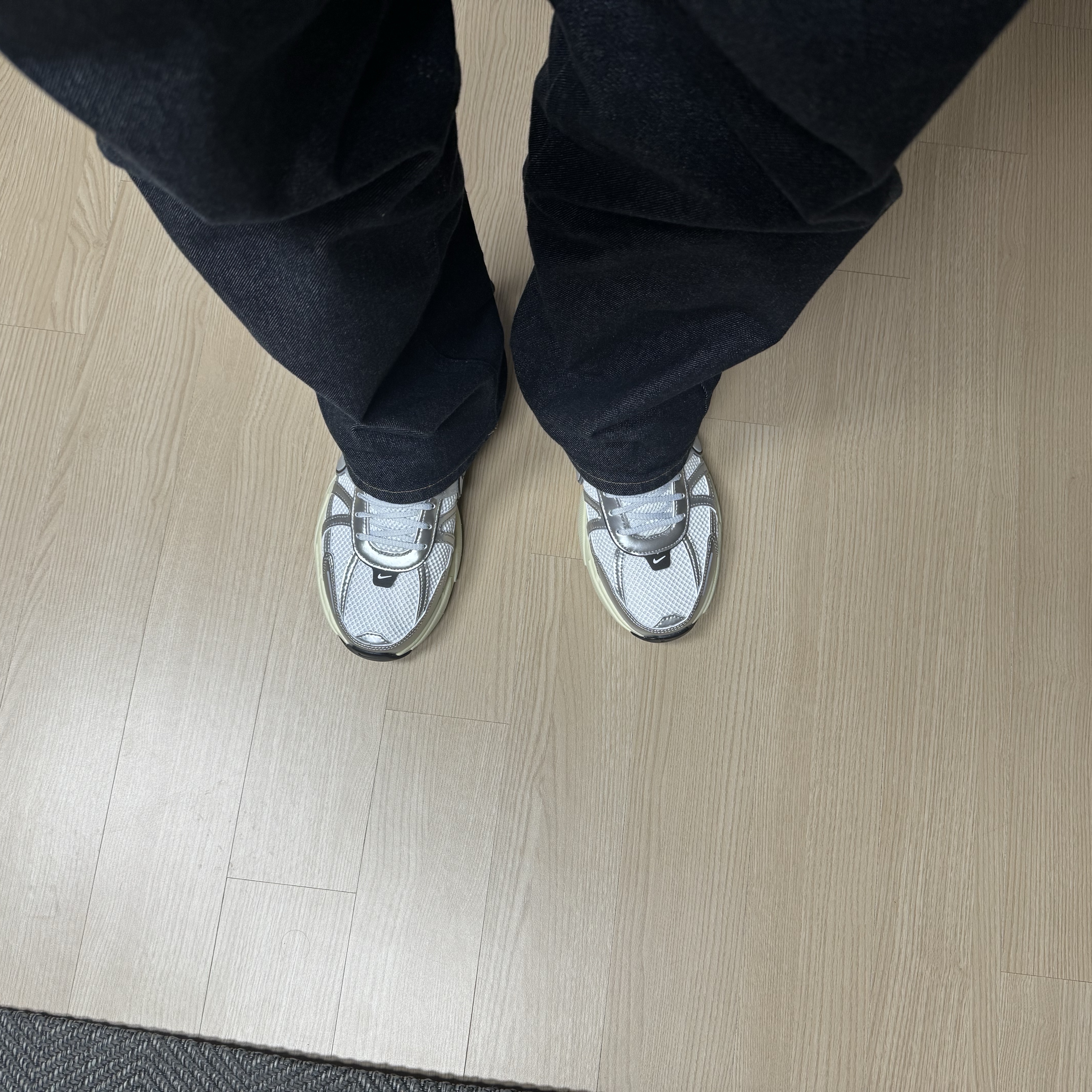 Nike V2K Run Summit White Metallic Silver 착용 스타일 - 4