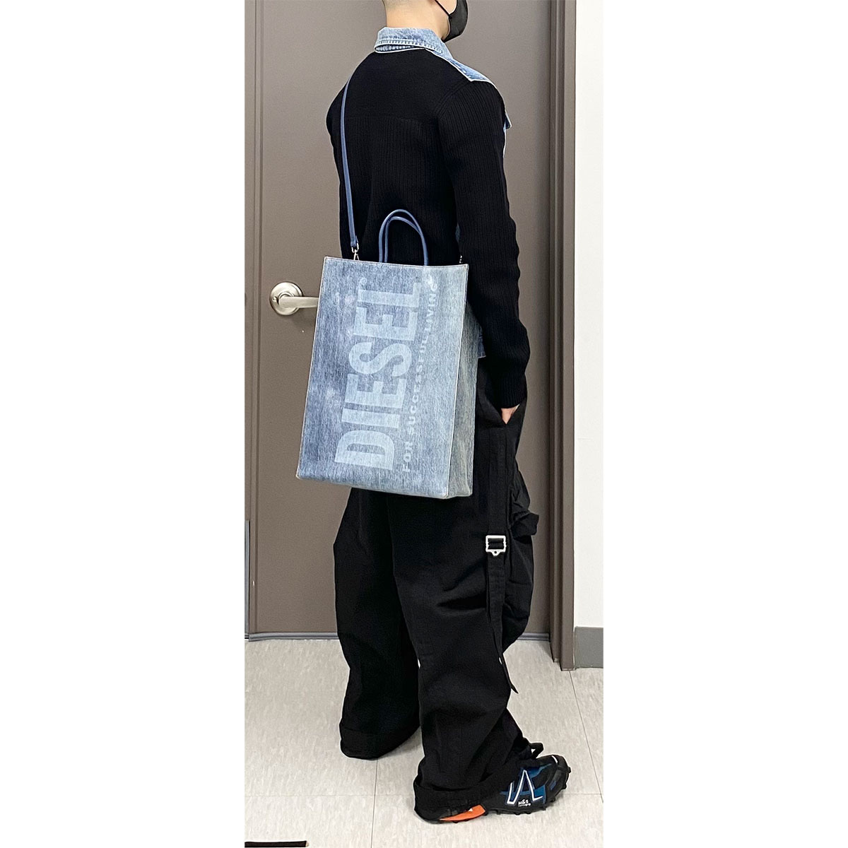 Diesel DSL Large Shopper Bag in Coated Marbled Denim Black, Diesel DSL Large Shopper Bag in Coated Marbled Denim Blue 착용 스타일 - 1