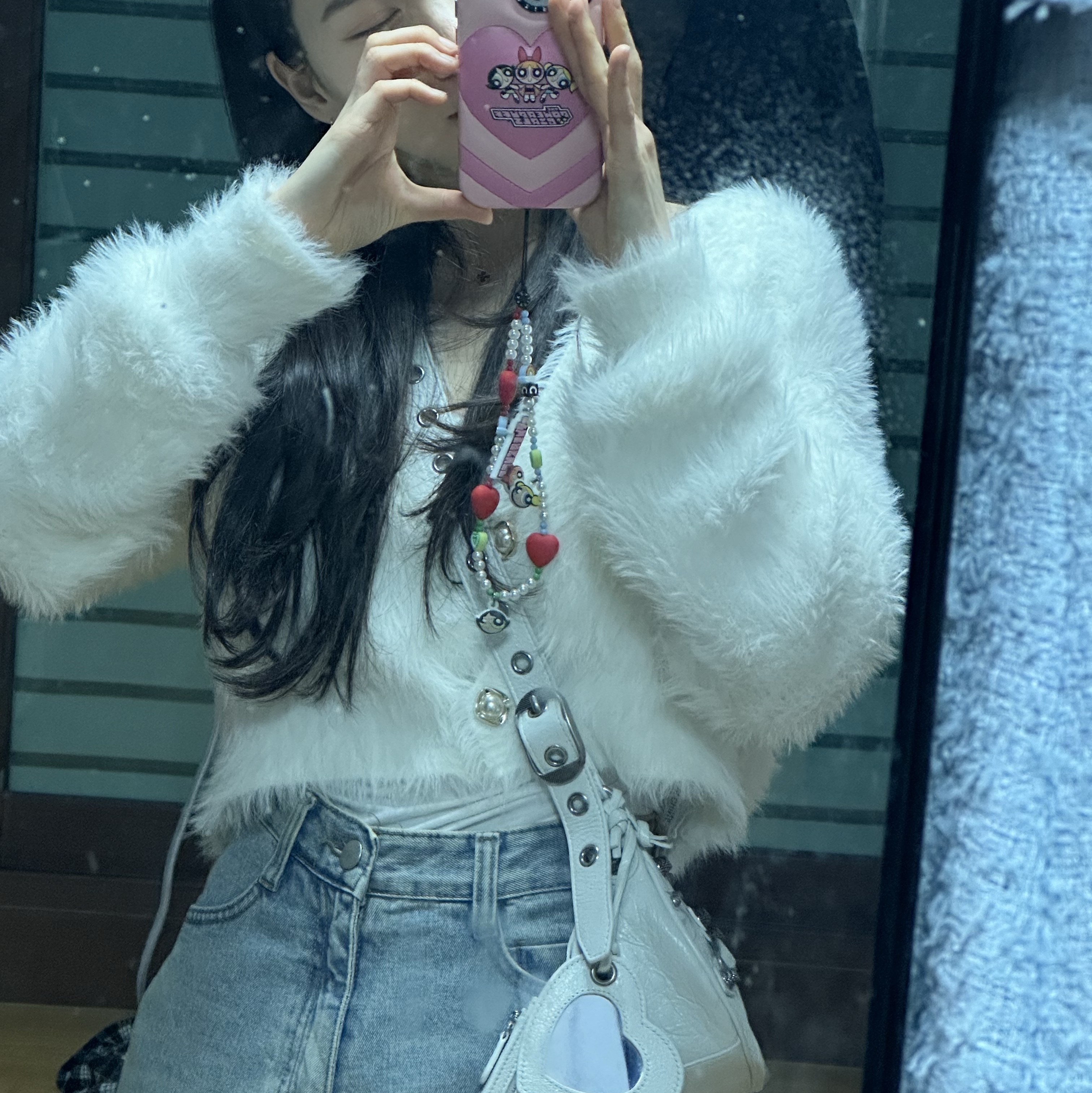 Balenciaga Arena Lambskin Le Cagole XS Shoulder Bag White, Casetify x The Powerpuff Girls Custom iPhone Blossom Pillow Case Berry Pink 착용 스타일 - 1