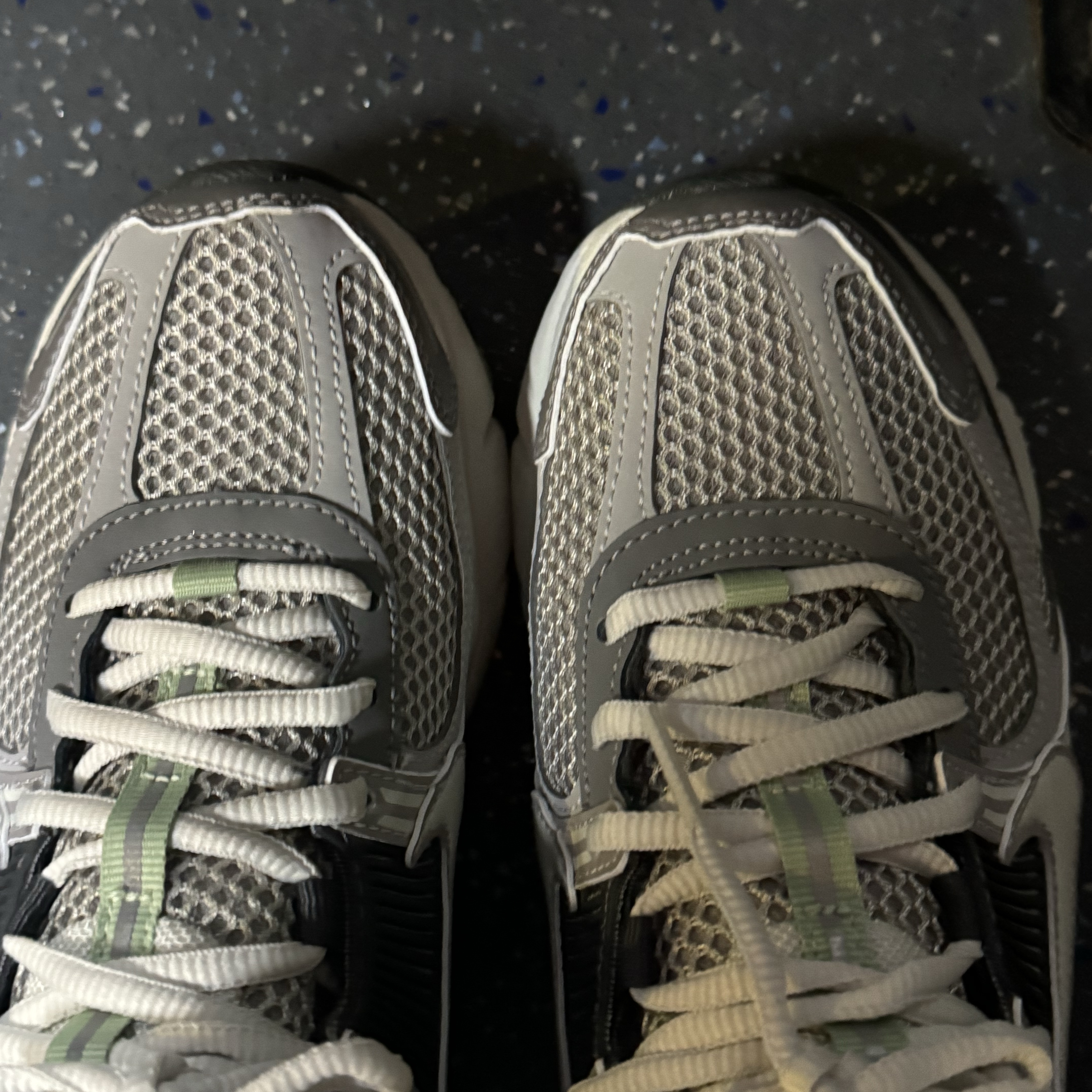 (W) Nike Zoom Vomero 5 Cobblestone and Flat Pewter 착용 스타일 - 2