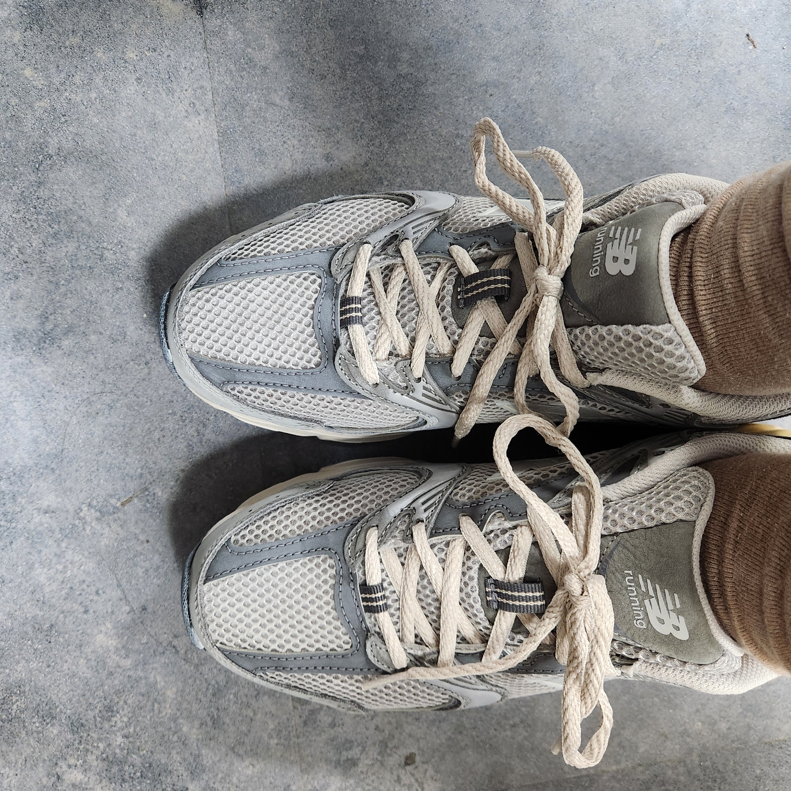 New Balance 530 Premium Vintage Grey Matter 착용 스타일