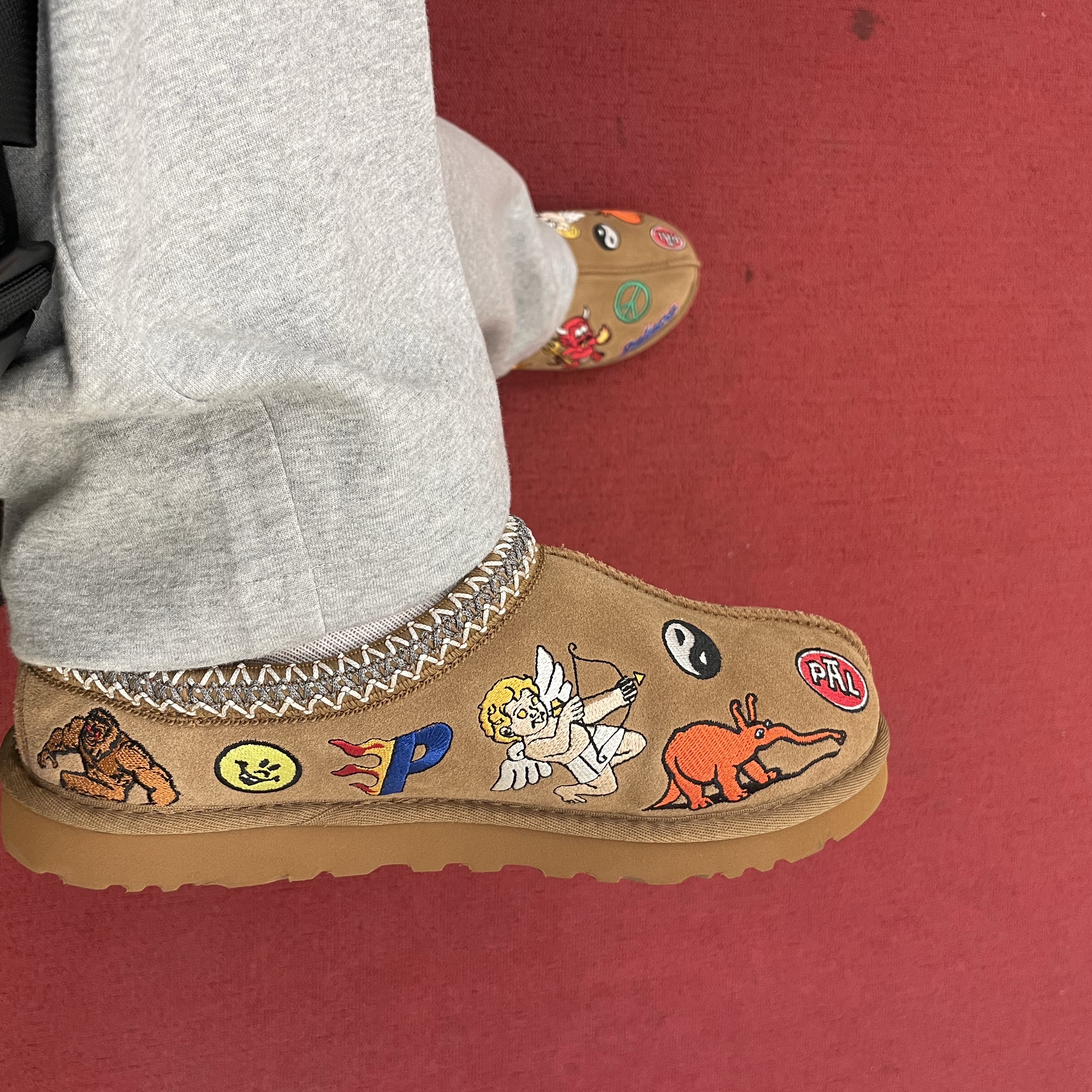 UGG x Palace Tasman Slipper Chestnut 착용 스타일