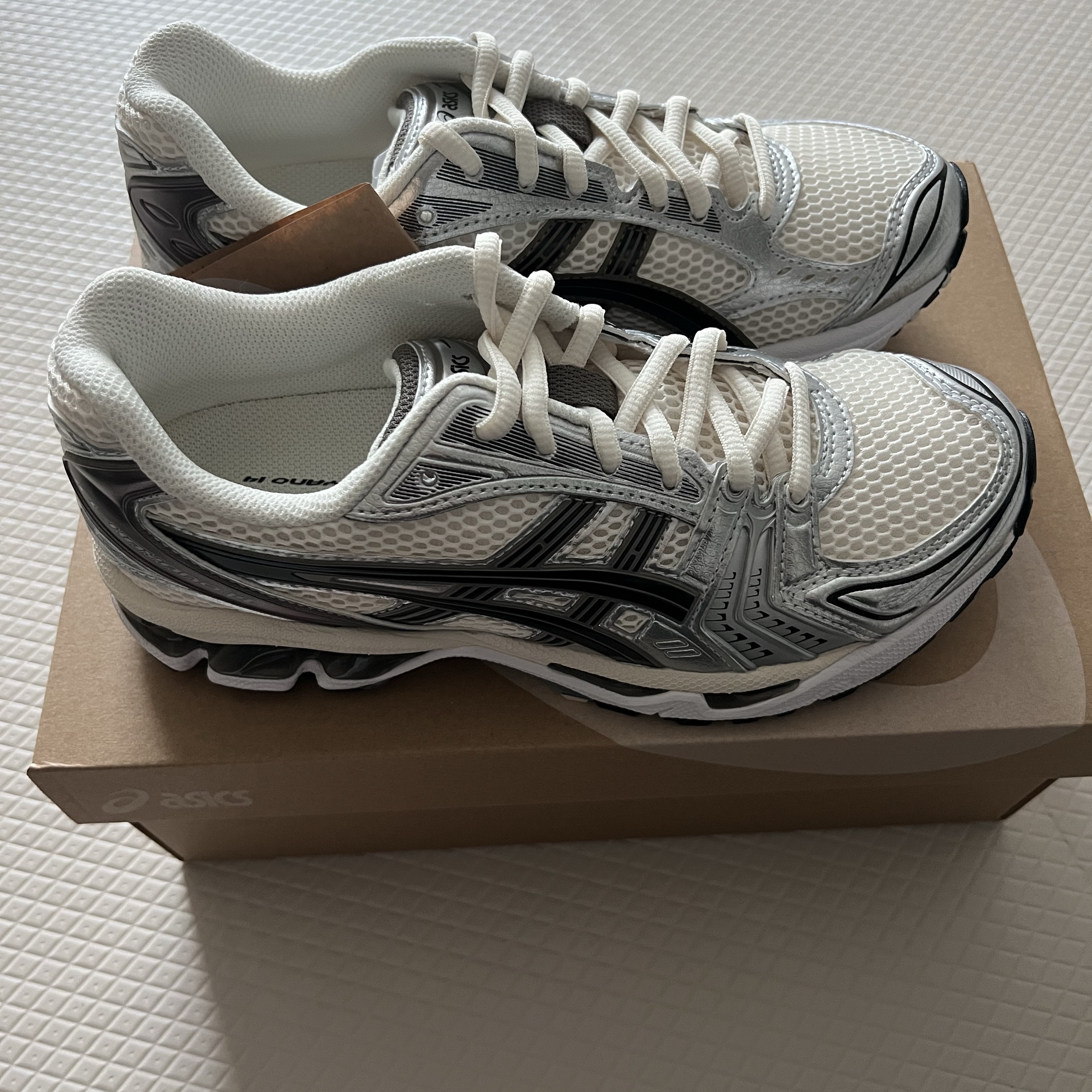 Asics Gel-Kayano 14 Cream Black 착용 스타일