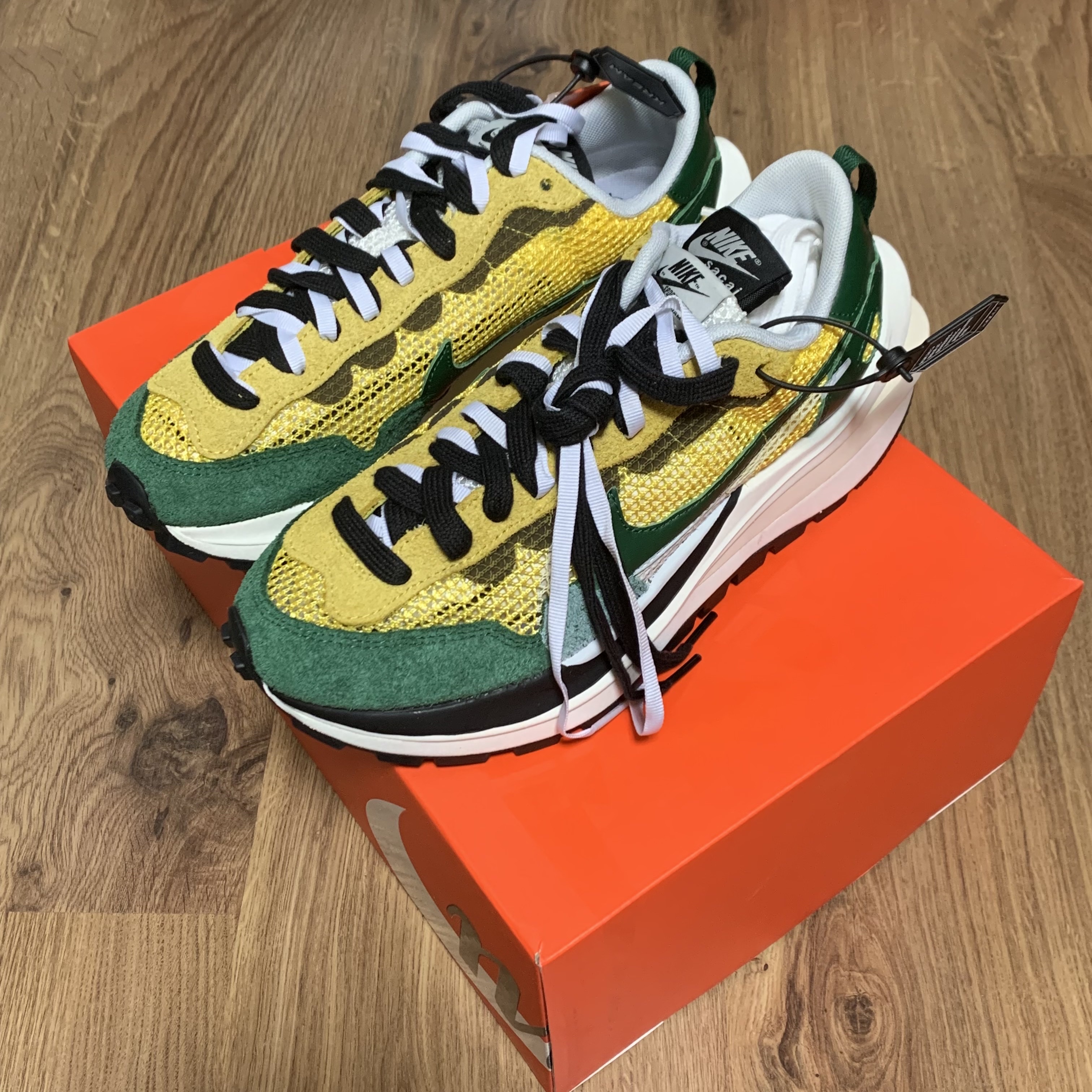 Nike x Sacai VaporWaffle Tour Yellow & Gorge Green Sail 착용 스타일 - 1