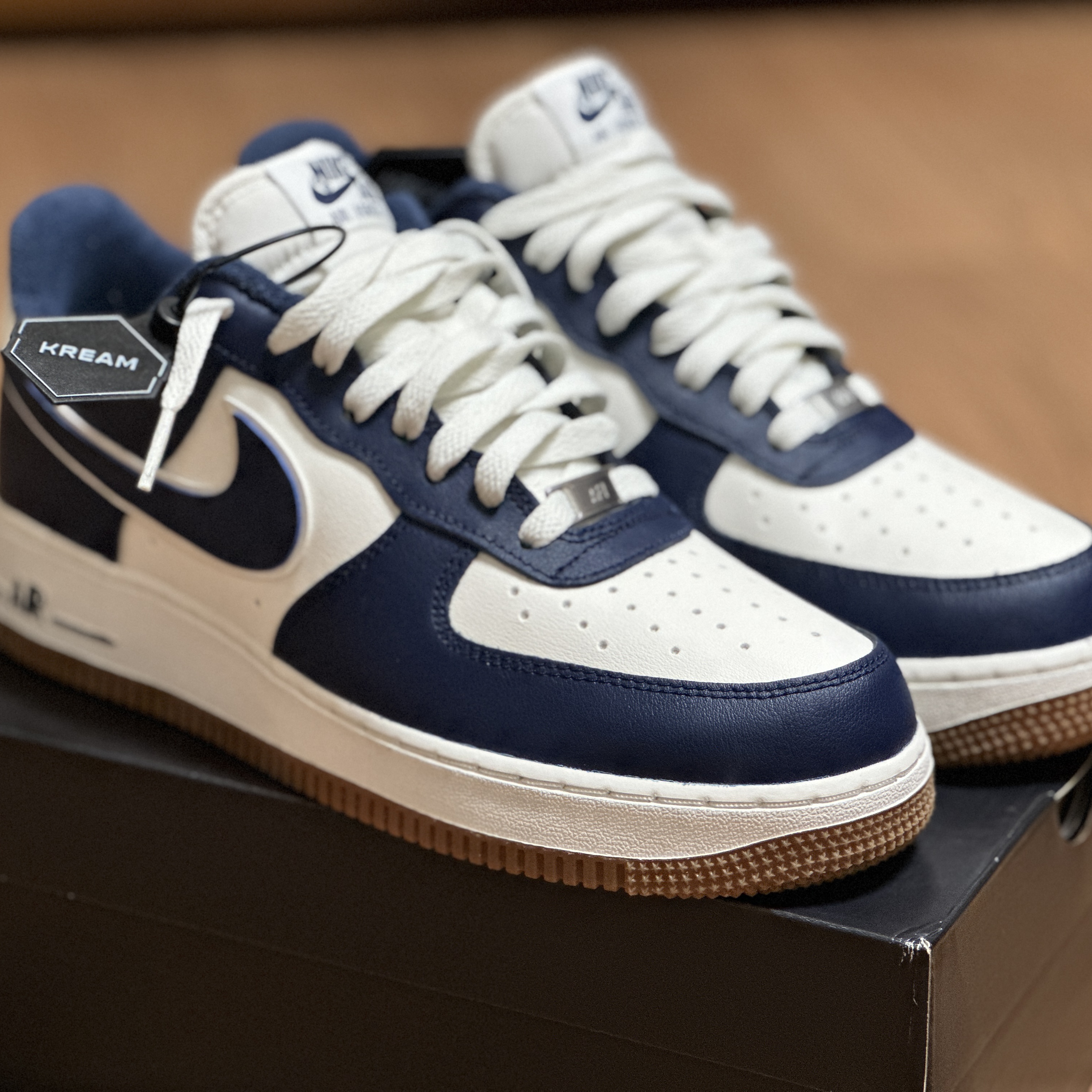 Nike Air Force 1 '07 LV8 Midnight Navy 착용 스타일 - 3
