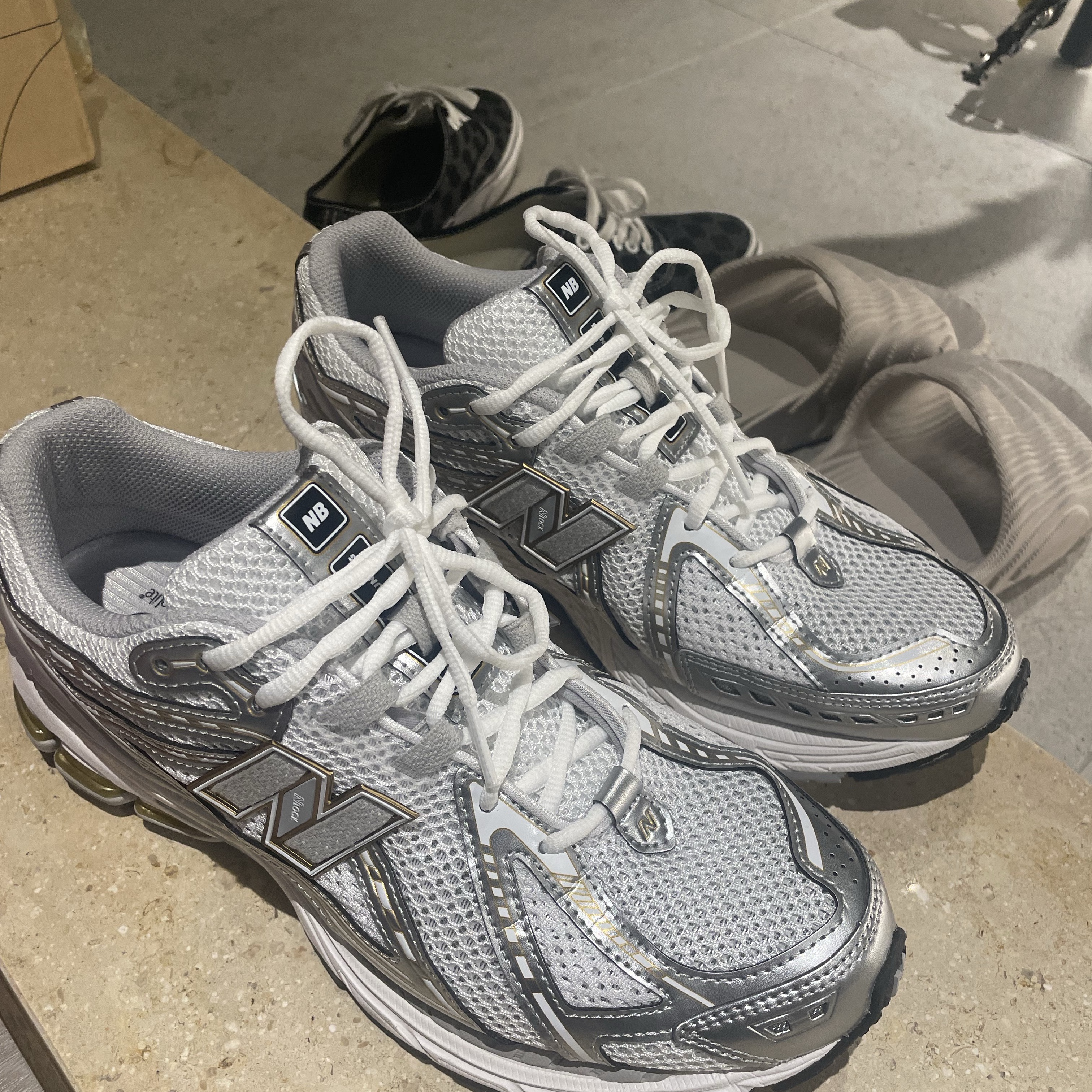 New Balance 1906R White Metallic Silver 착용 스타일 - 1