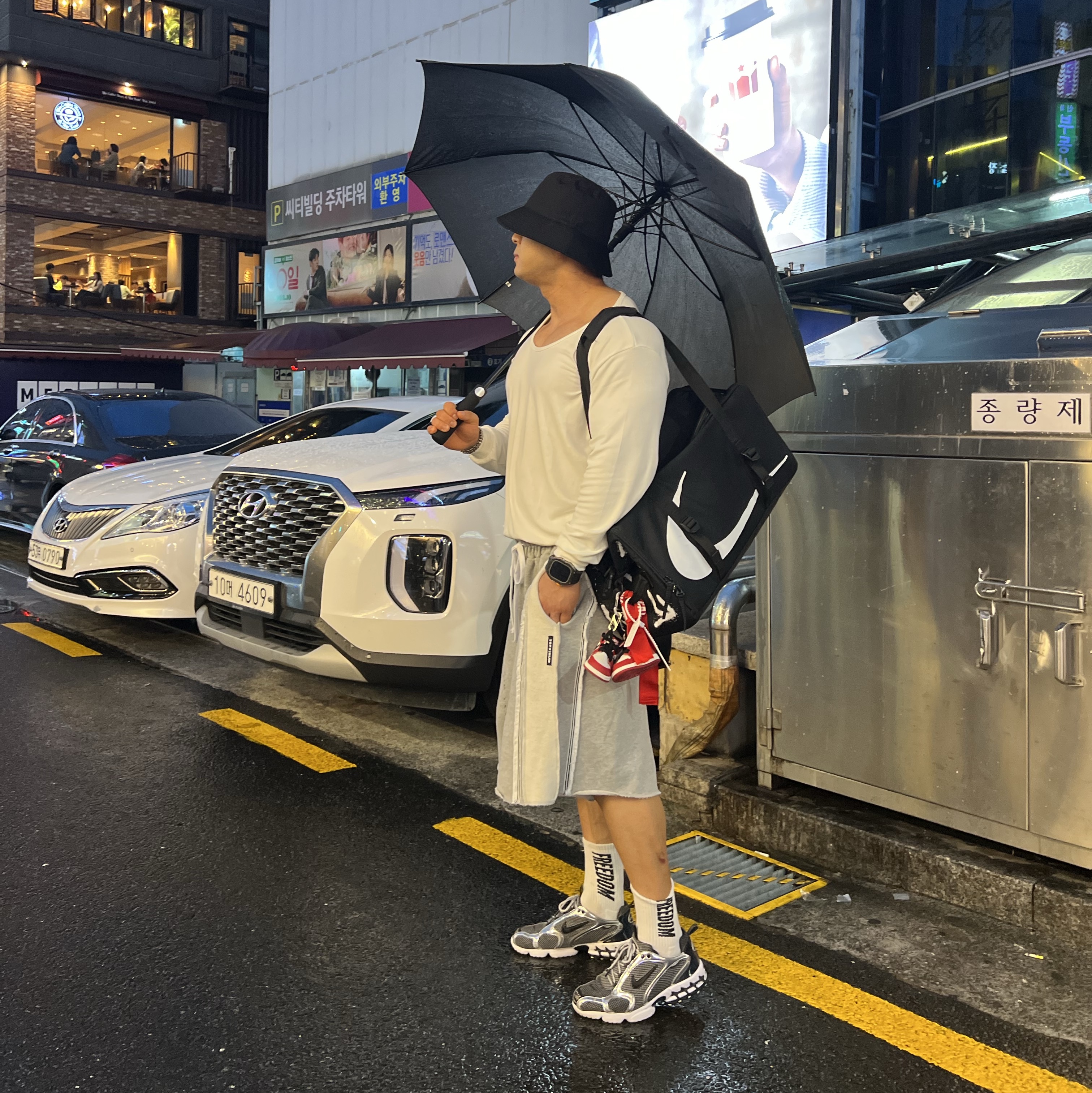 Nike x Off-White Duffle Bag Black, Nike x Off-White Duffle Bag Yellow 착용 스타일 - 2