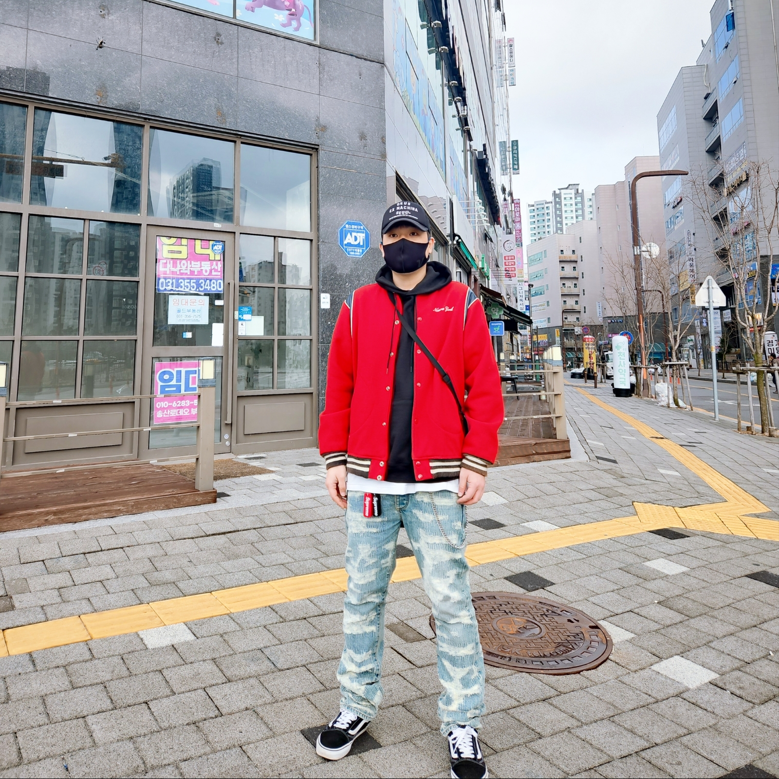 Undermycar x Konic Section Vol.2 Hard Destroyed Washed Jeans - 23SS, Supreme Floating Keychain Red - 23FW 착용 스타일 - 1