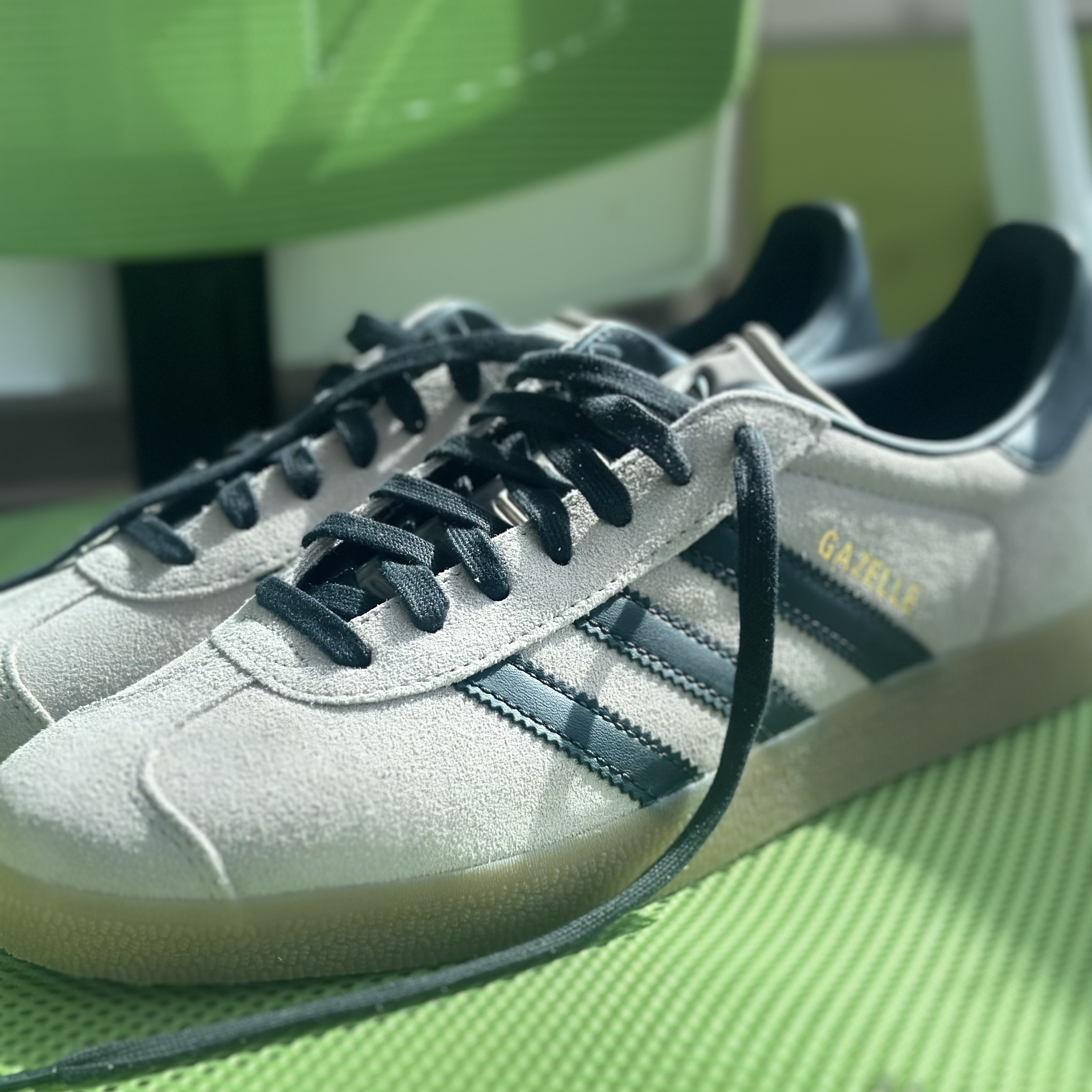 Adidas Gazelle Wonder Taupe Night Indigo 착용 스타일