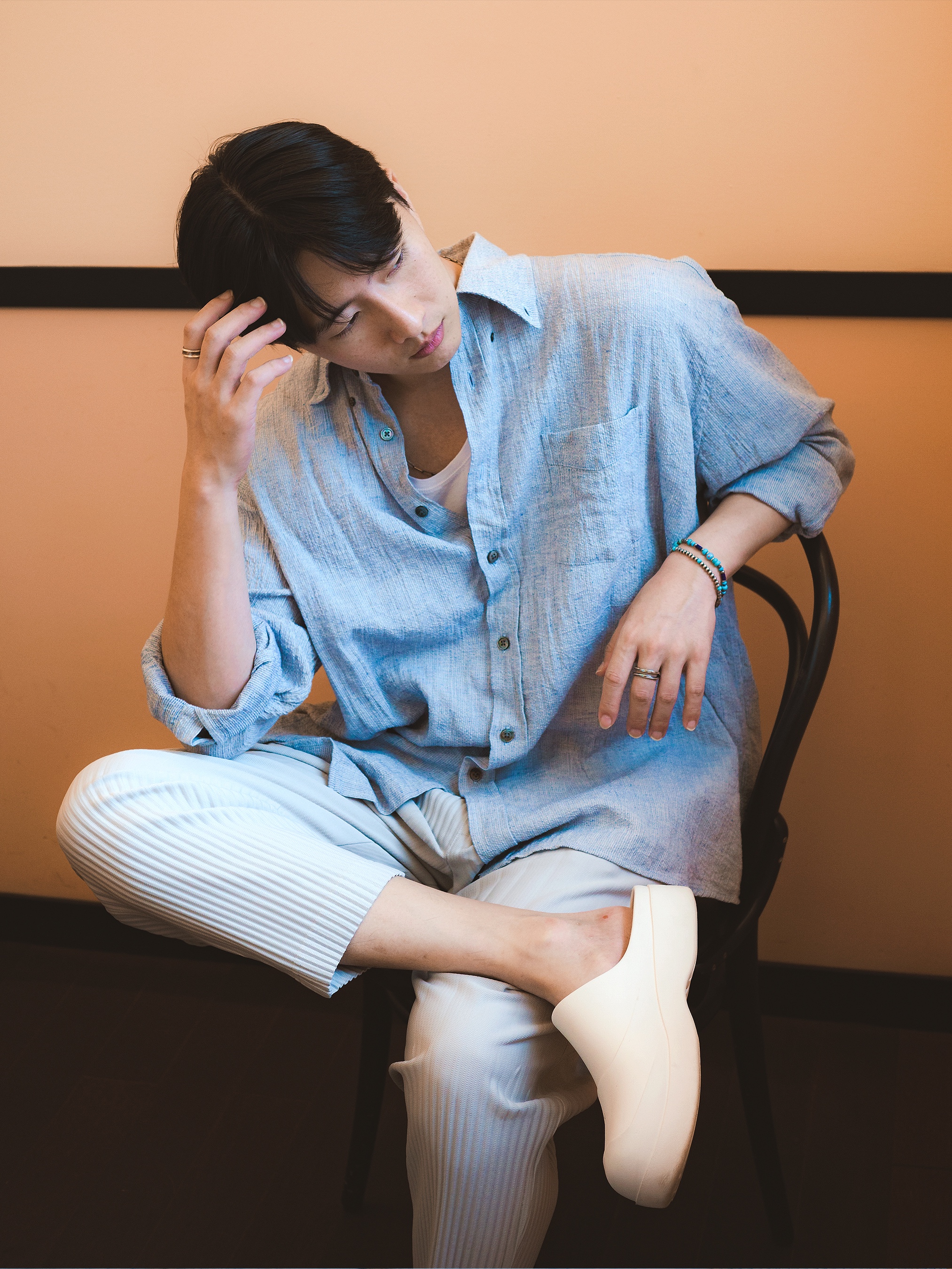Our Legacy Borrowed BD Shirt Burlington Seersucker Mid Blue, Homme Plisse Issey Miyake Basics Pants Light Grey 착용 스타일 - 1
