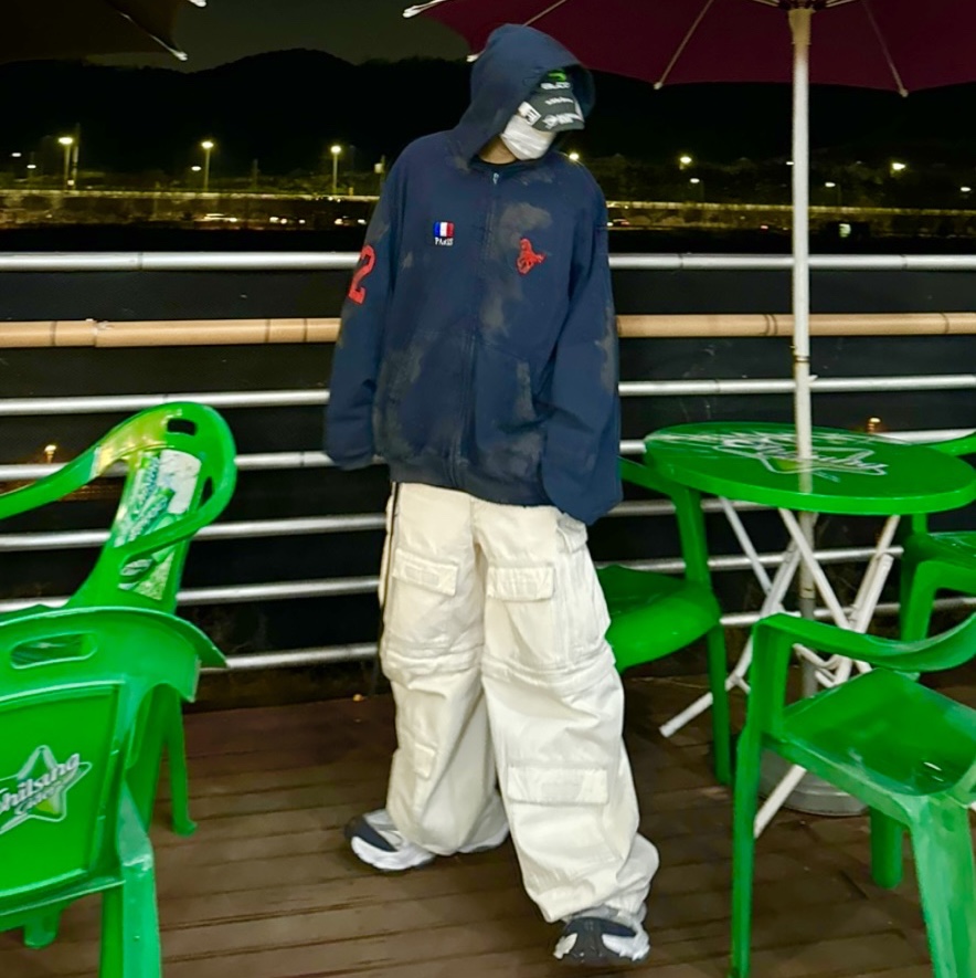 Balenciaga Cargo Sneakers White Grey, Balenciaga Paris Vintage Logo 22 Zip-Up Hoodie Dark Navy 착용 스타일 - 1