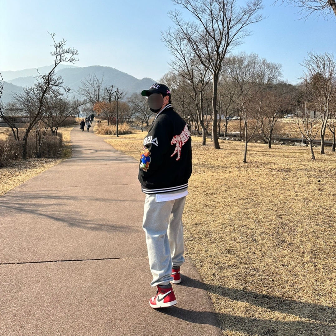 Palace Korea Varsity Jacket Black - 24SS, Nike x Stussy NRG Fleece Pants Dark Grey Heather (DO9340-063) 착용 스타일 - 1