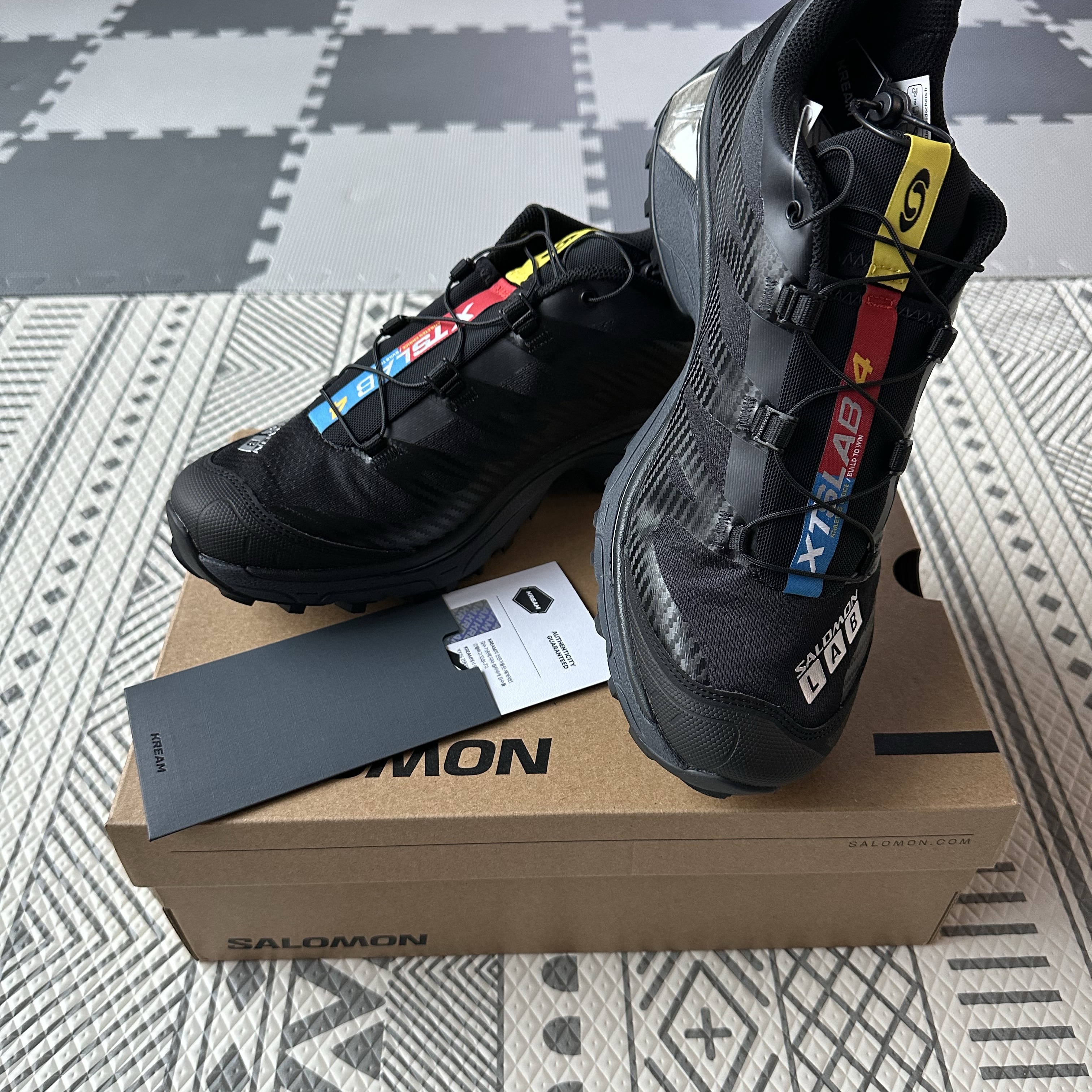 Salomon XT-4 Black Silver Metallic 착용 스타일