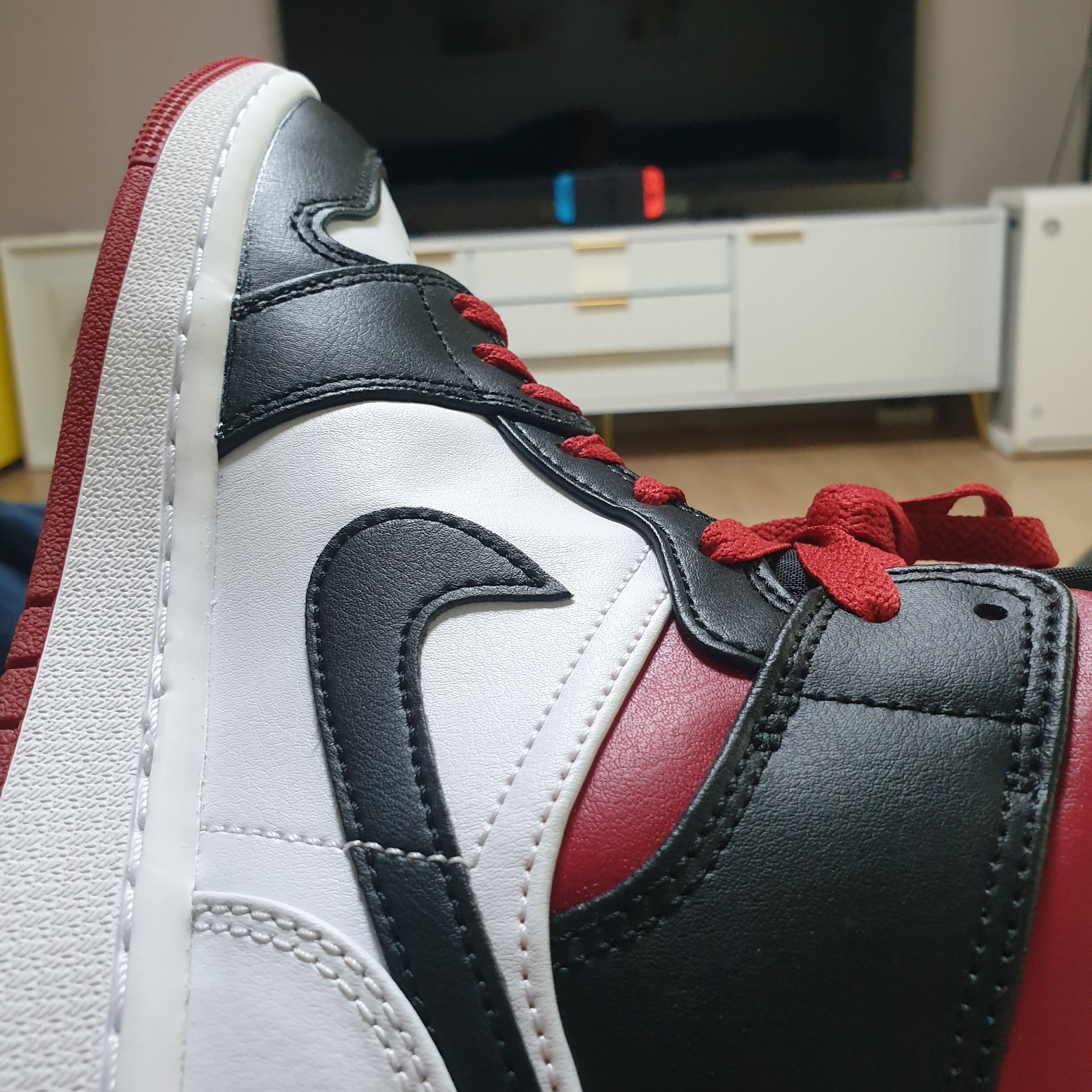 Jordan 1 Mid White Gym Red 착용 스타일