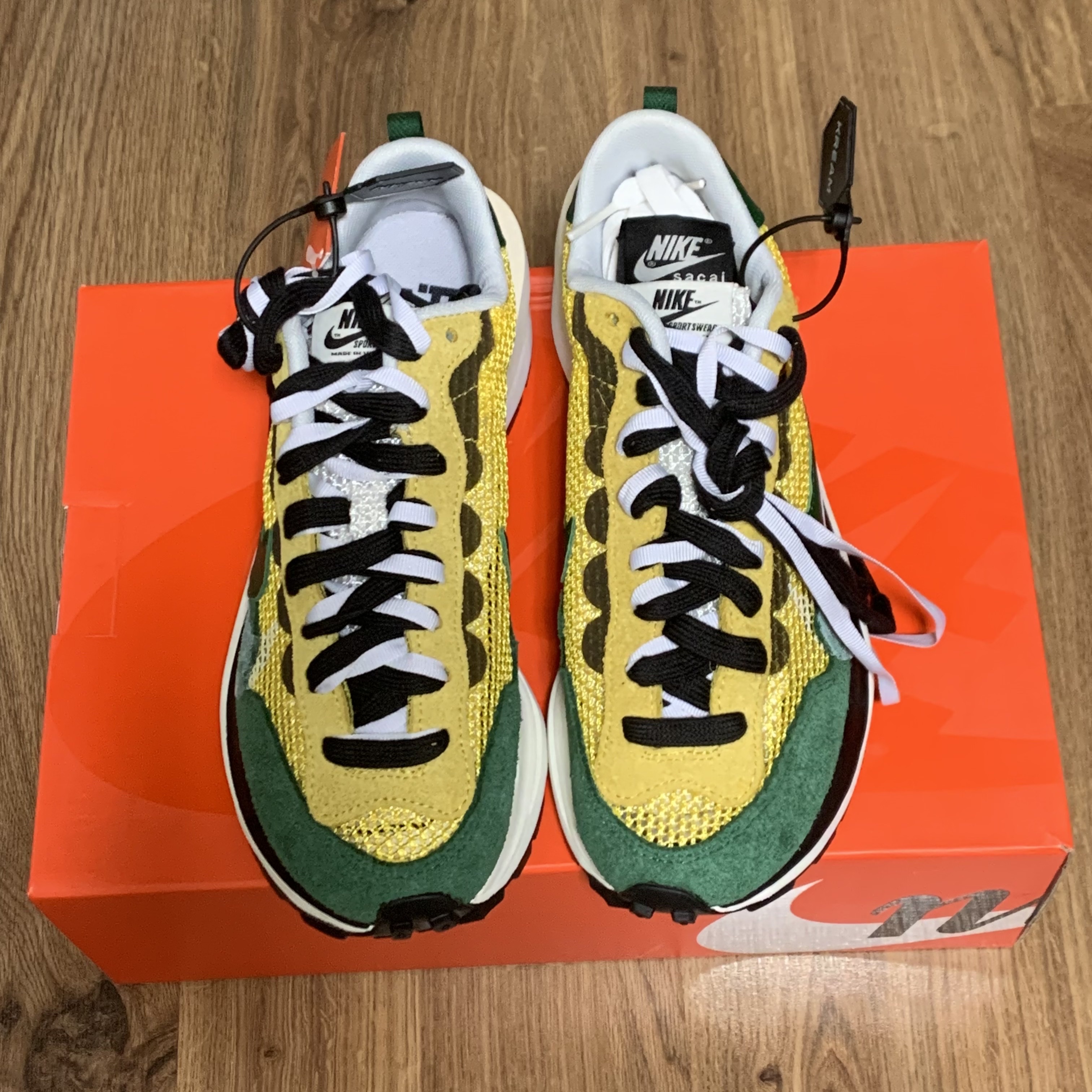 Nike x Sacai VaporWaffle Tour Yellow & Gorge Green Sail 착용 스타일 - 2