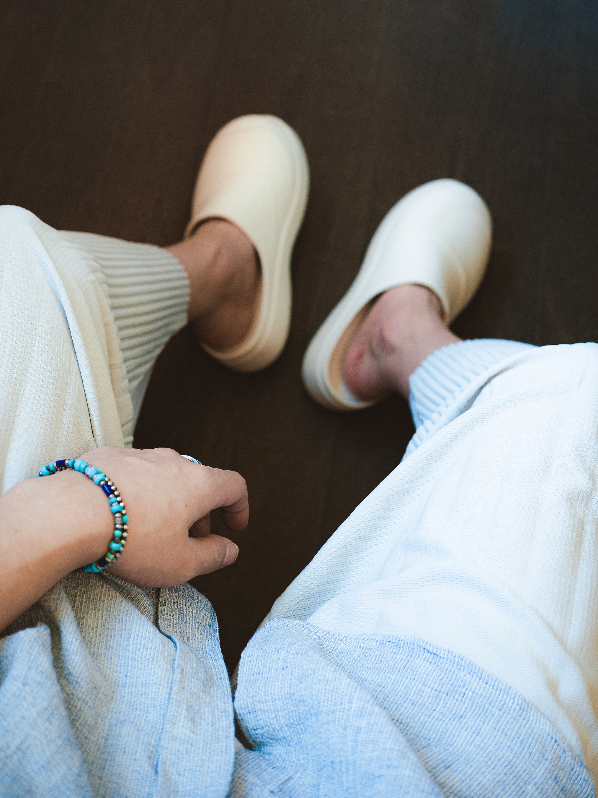 Our Legacy Borrowed BD Shirt Burlington Seersucker Mid Blue, Homme Plisse Issey Miyake Basics Pants Light Grey 착용 스타일 - 2