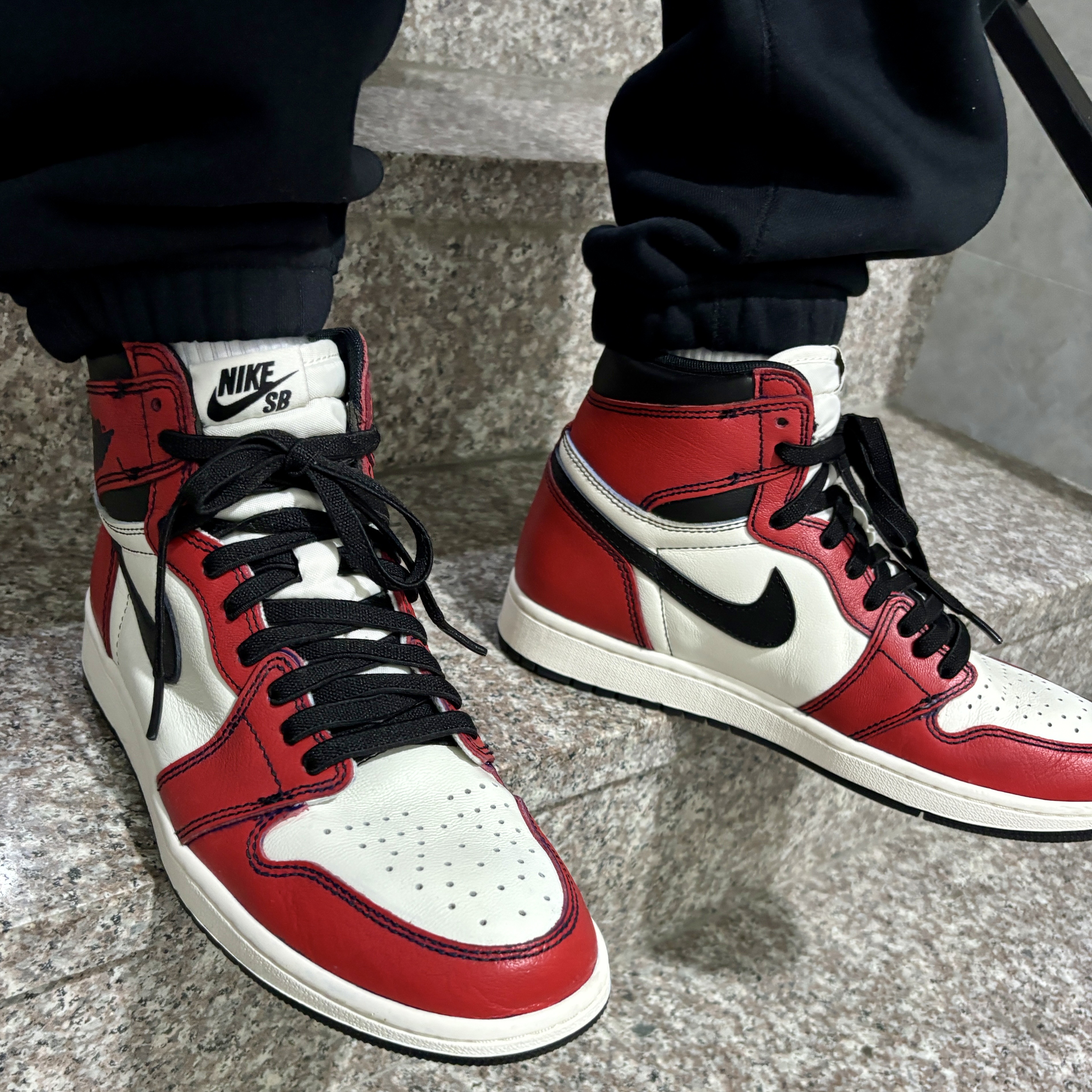 Jordan 1 Retro High OG Defiant SB LA to Chicago, BY RANG Glitter Padded Bomber Jacket Grey 착용 스타일 - 3