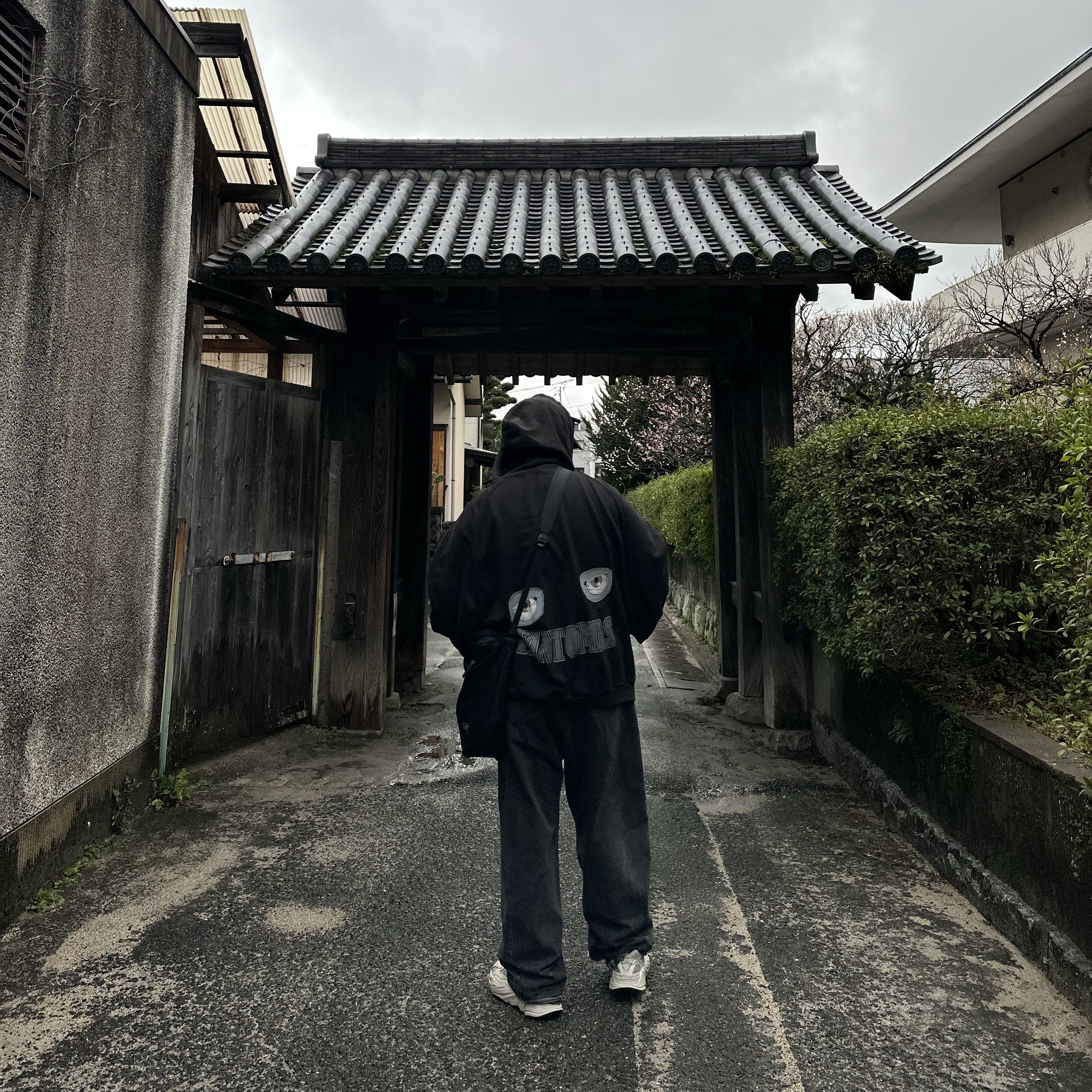 Project G/R Mind Slaughter Vintage Washeed Hoodie Black, Arc'teryx Heliad 12 Tote Black 착용 스타일 - 1