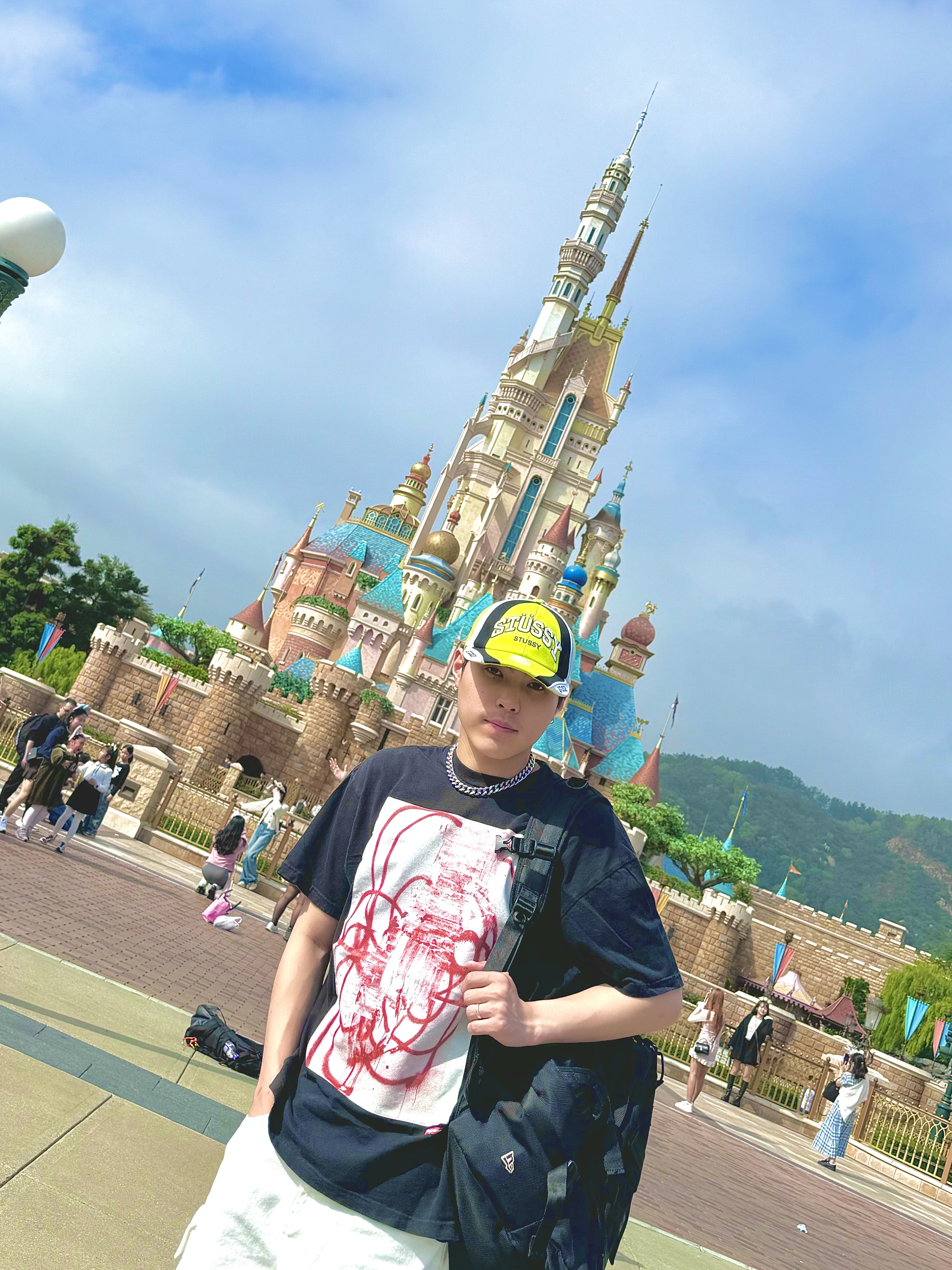 Stussy Souvenir Low Pro Strapback Cap Lime, Supreme Christopher Wool Supreme 2001 T-Shirt Black - 21FW 착용 스타일 - 1