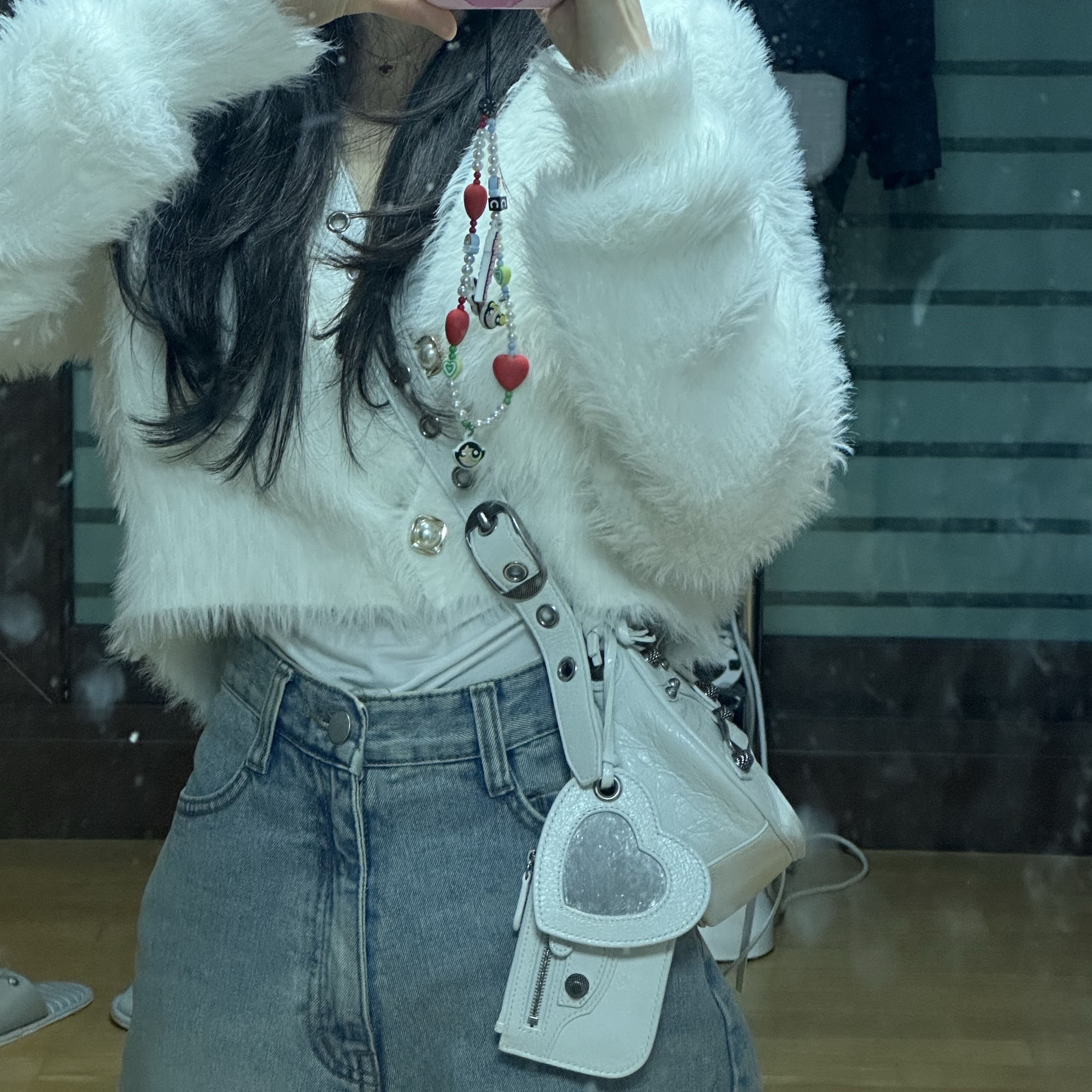 Balenciaga Arena Lambskin Le Cagole XS Shoulder Bag White, Casetify x The Powerpuff Girls Custom iPhone Blossom Pillow Case Berry Pink 착용 스타일 - 3