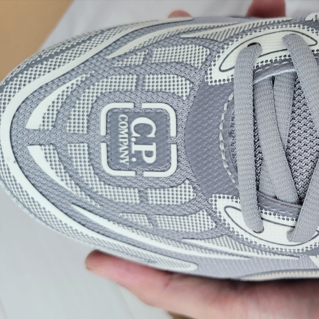 Asics x C.P. Company Gel-Quantum 360 VIII Cement Grey 착용 스타일 - 1