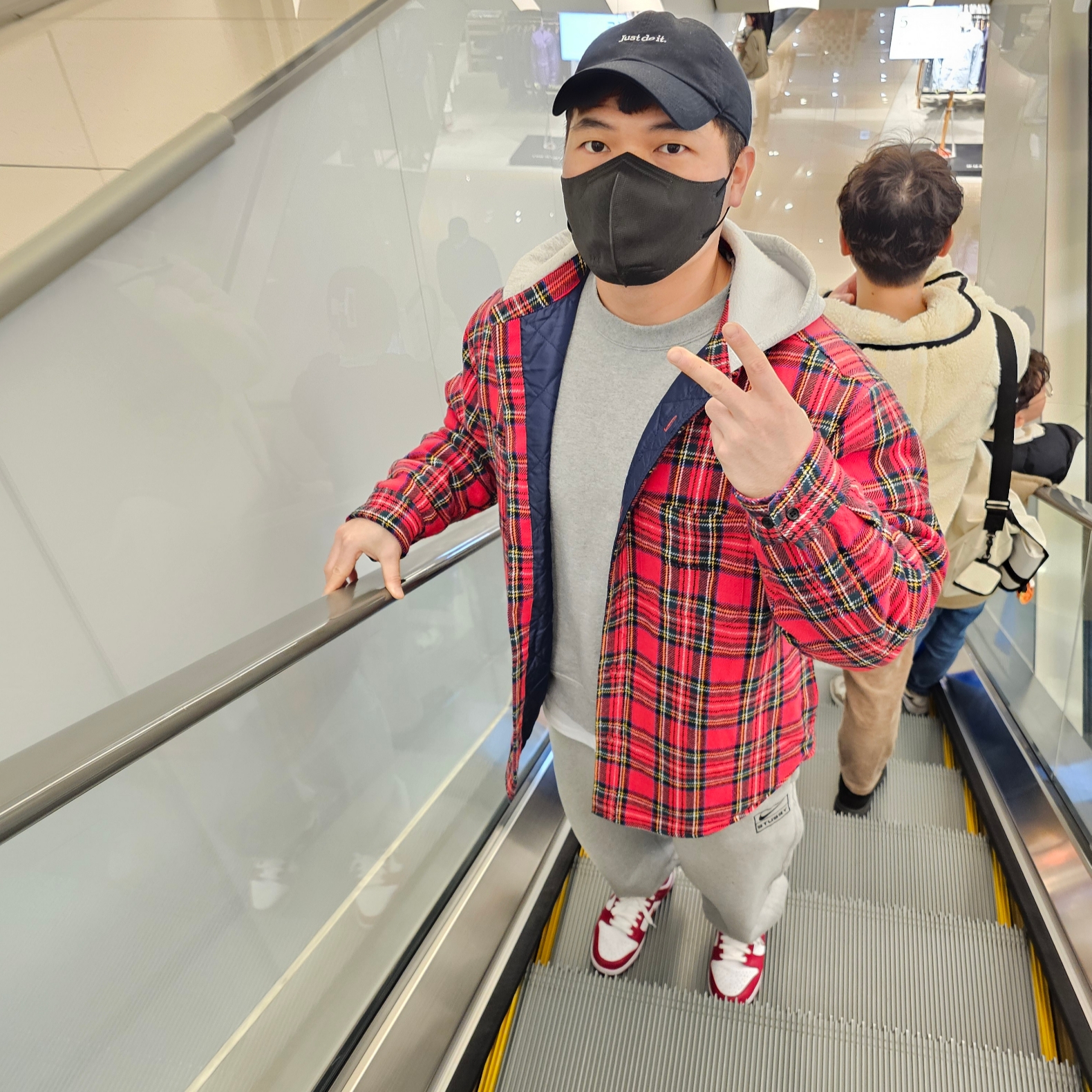 Nike Dunk Low Retro Gym Red, Supreme Tartan Flannel Hooded Shirt Red - 23FW 착용 스타일 - 1