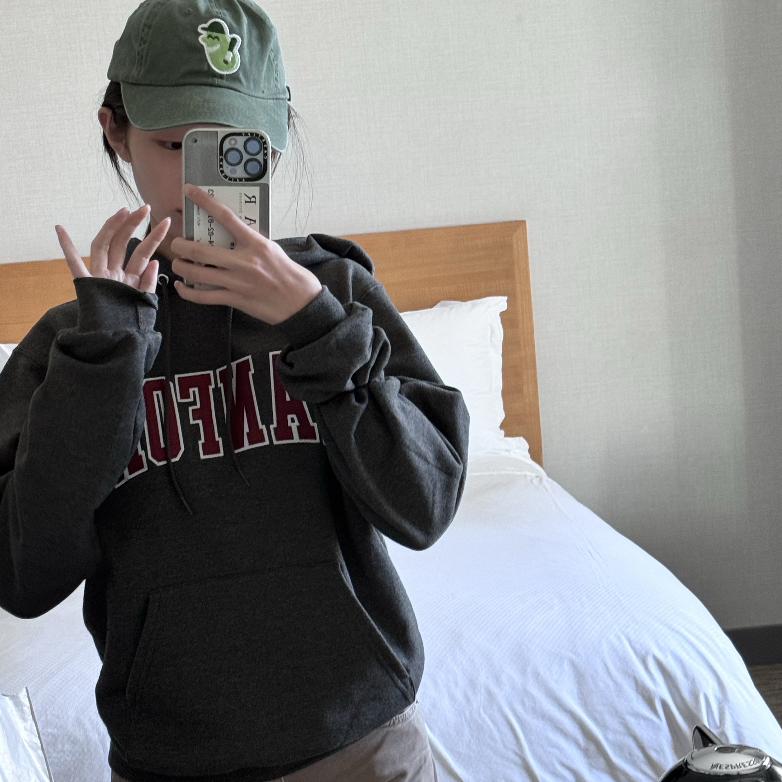 Zara Relaxed Fit Cargo Trousers Green, Casetify x Matin Kim iPhone Signature Magsafe Mirror Case Silver 착용 스타일
