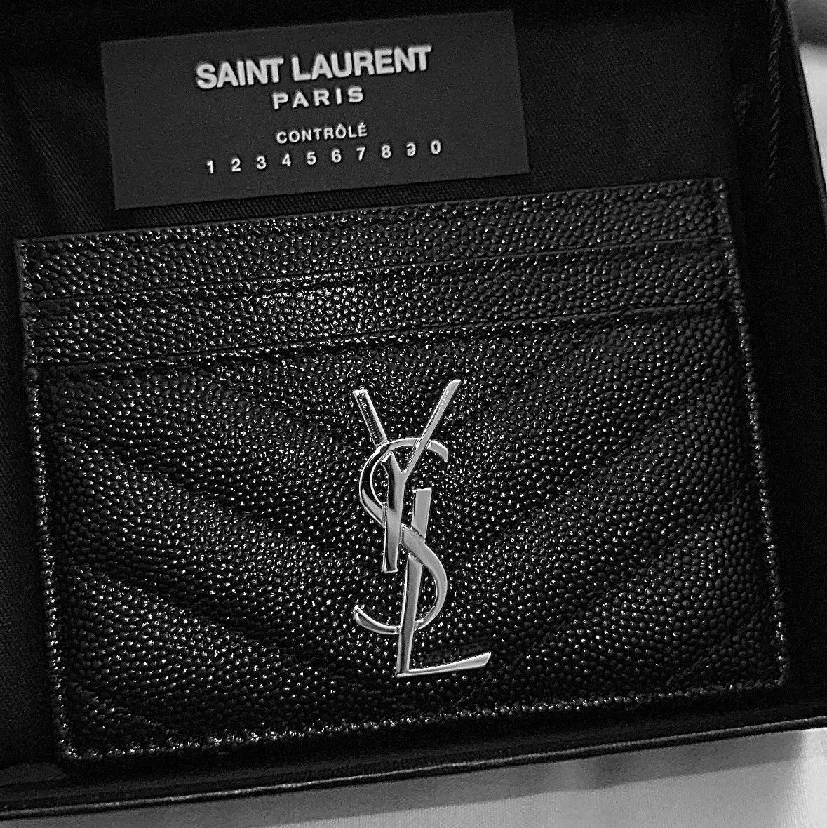 Saint Laurent Cassandre Matelasse Card Case in Grain De Poudre Embossed Leather Black 착용 스타일