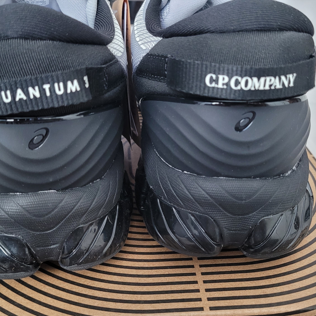 Asics x C.P. Company Gel-Quantum 360 VIII Cement Grey 착용 스타일 - 2