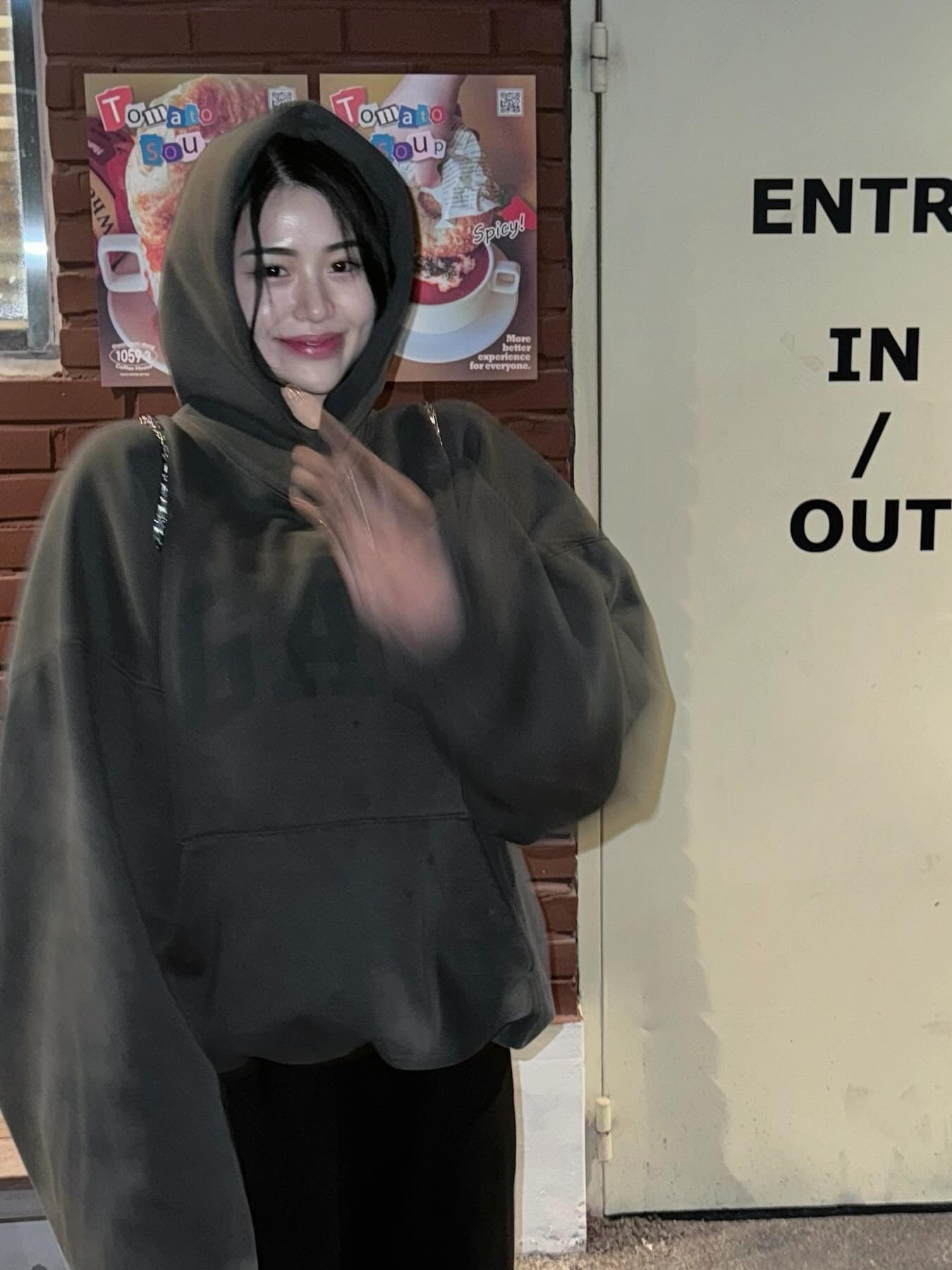 Yeezy Gap Engineered By Balenciaga Dove Hoodie Black, Yeezy Gap Engineered By Balenciaga Dove Hoodie Dark Grey 착용 스타일